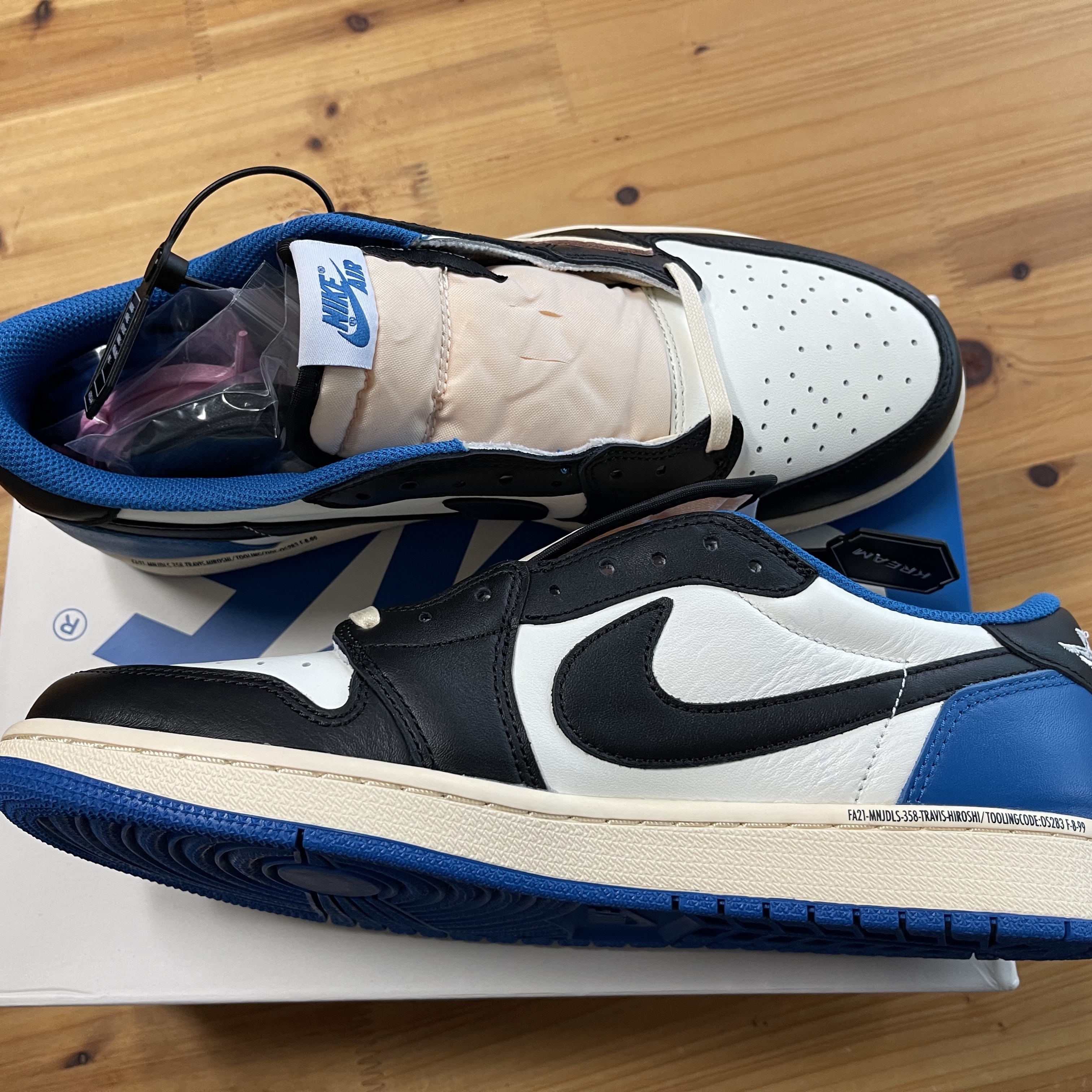 Jordan 1 x Travis Scott x Fragment Retro Low OG SP Military Blue 착용 스타일 - 3
