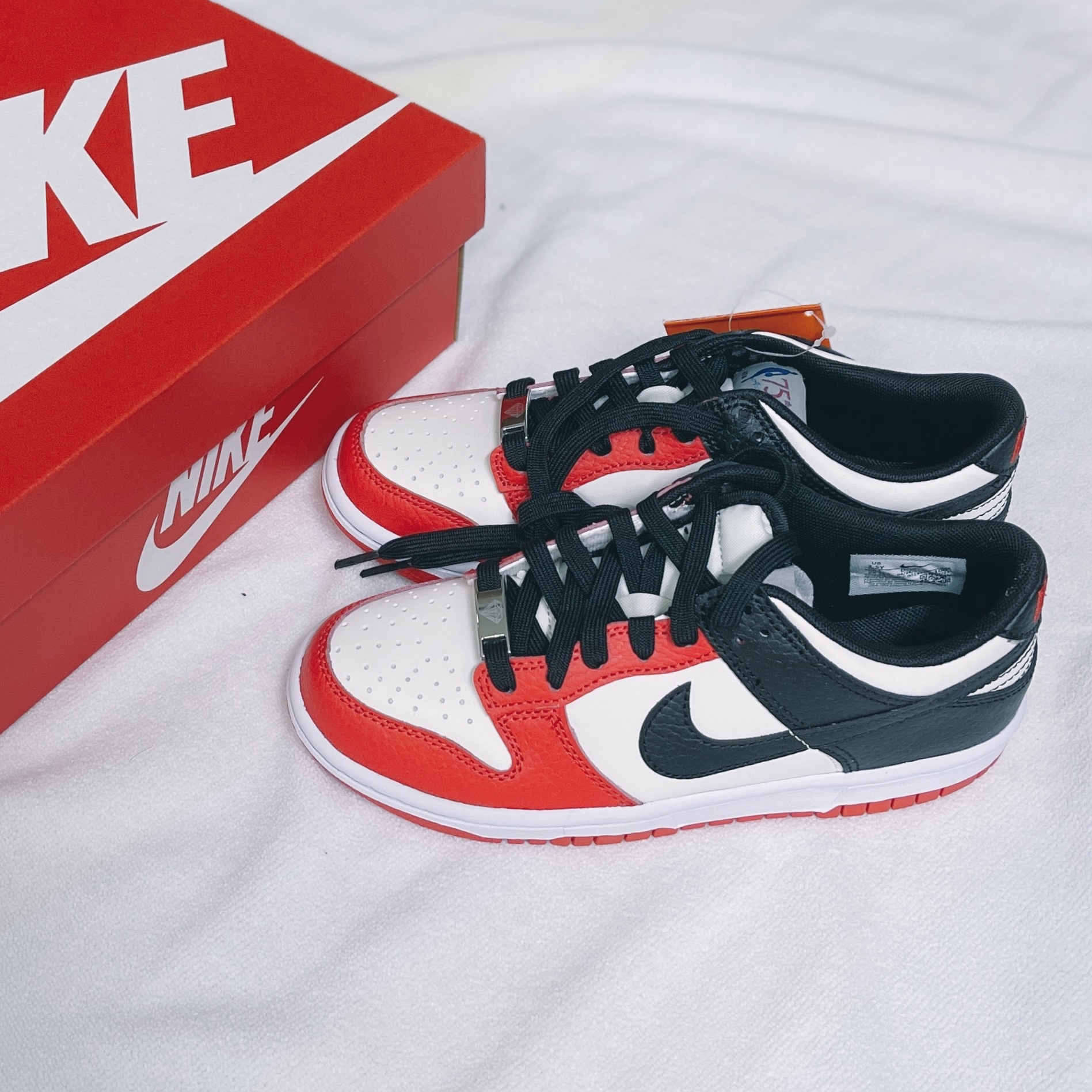 (GS) Nike x NBA Dunk Low Black and Chile Red 착용 스타일