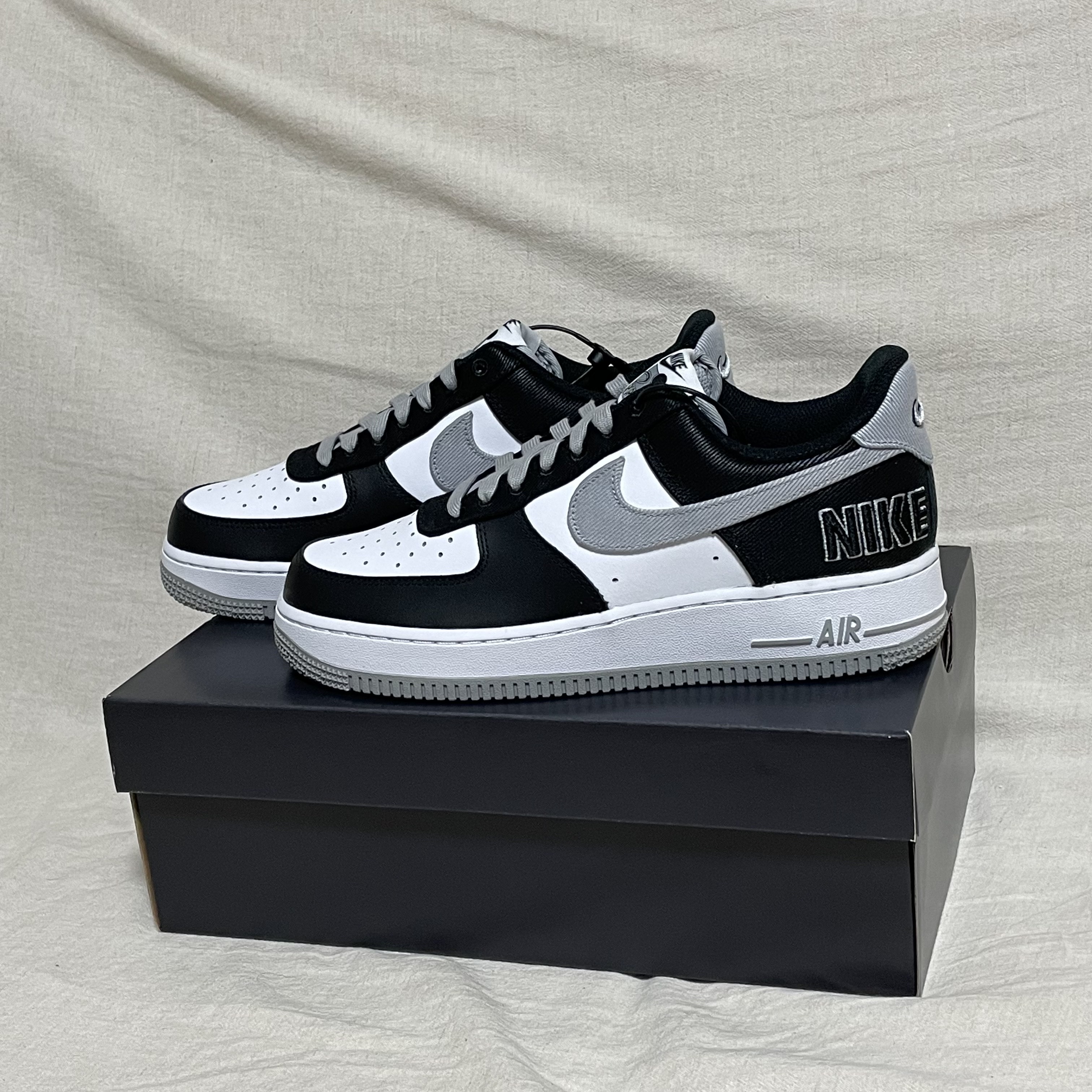 Nike Air Force 1 '07 LV8 EMB Black Silver 착용 스타일 - 1