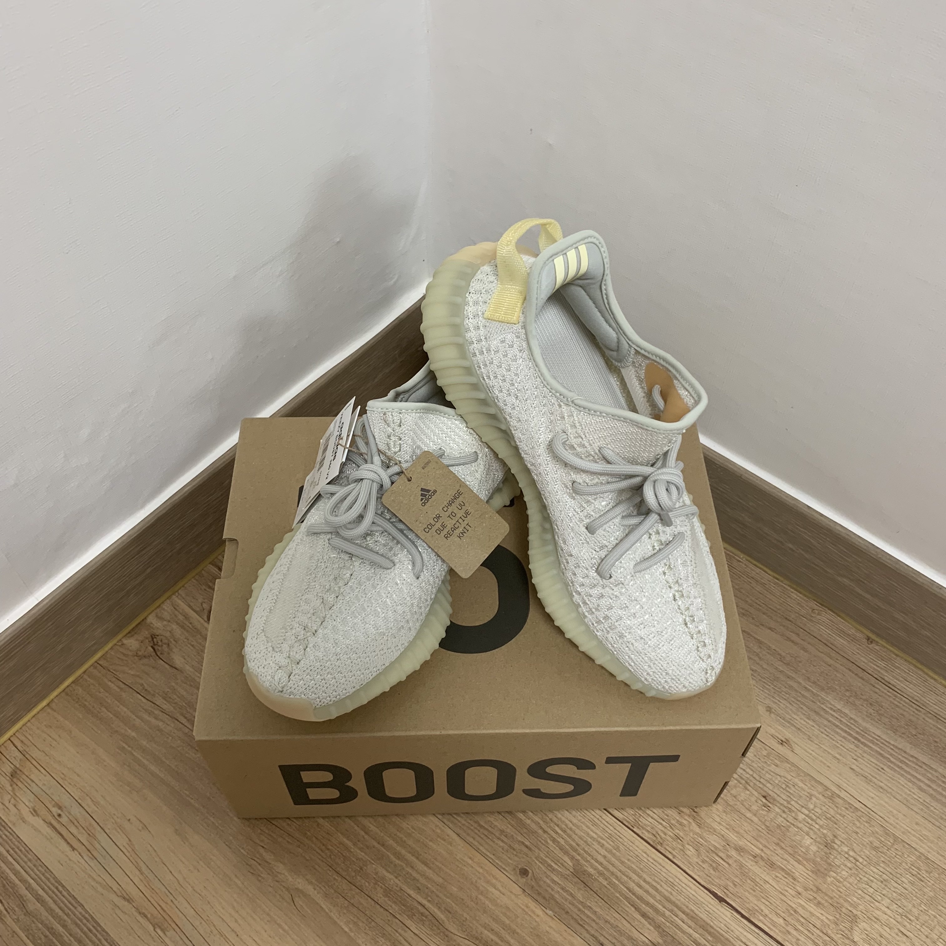 Adidas Yeezy Boost 350 V2 Light 착용 스타일