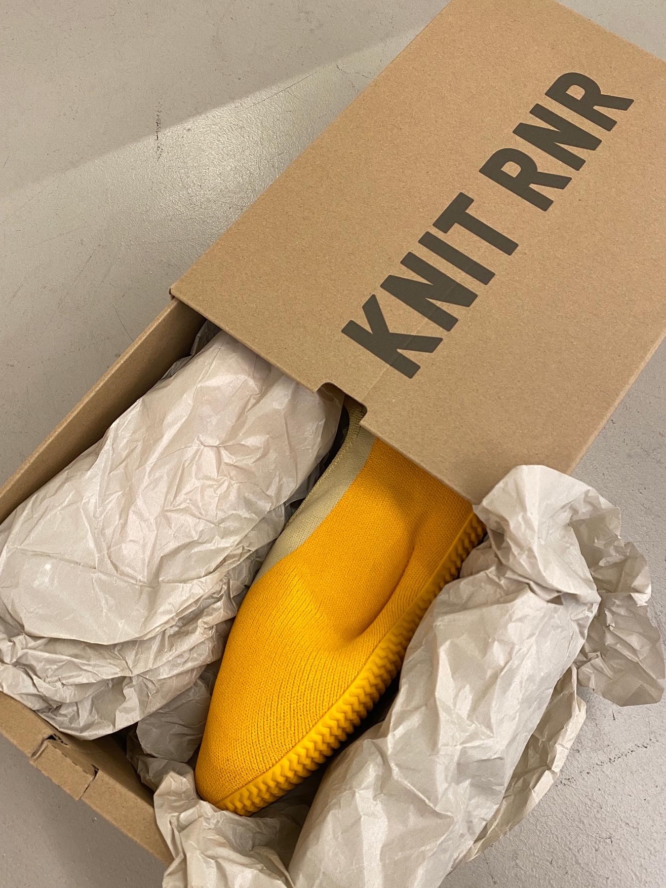 Adidas Yeezy Knit RNR Sulfur 착용 스타일 - 3
