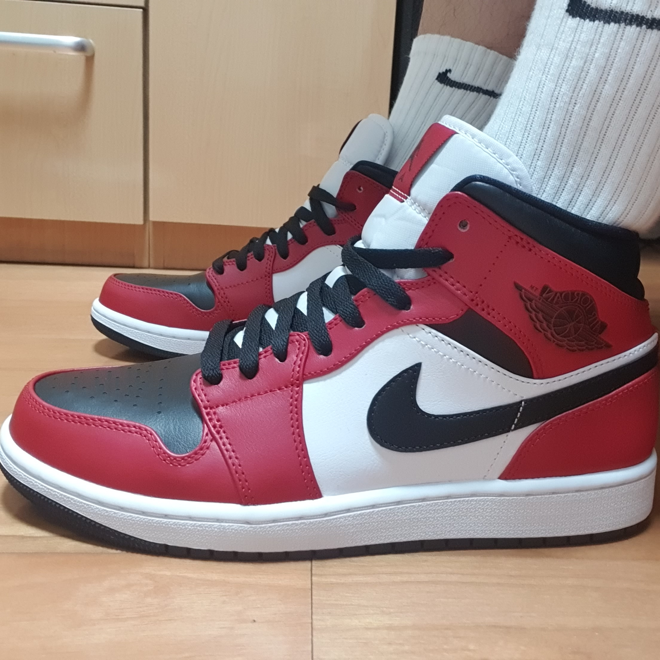 Jordan 1 Mid Chicago Black Toe 착용 스타일 - 1