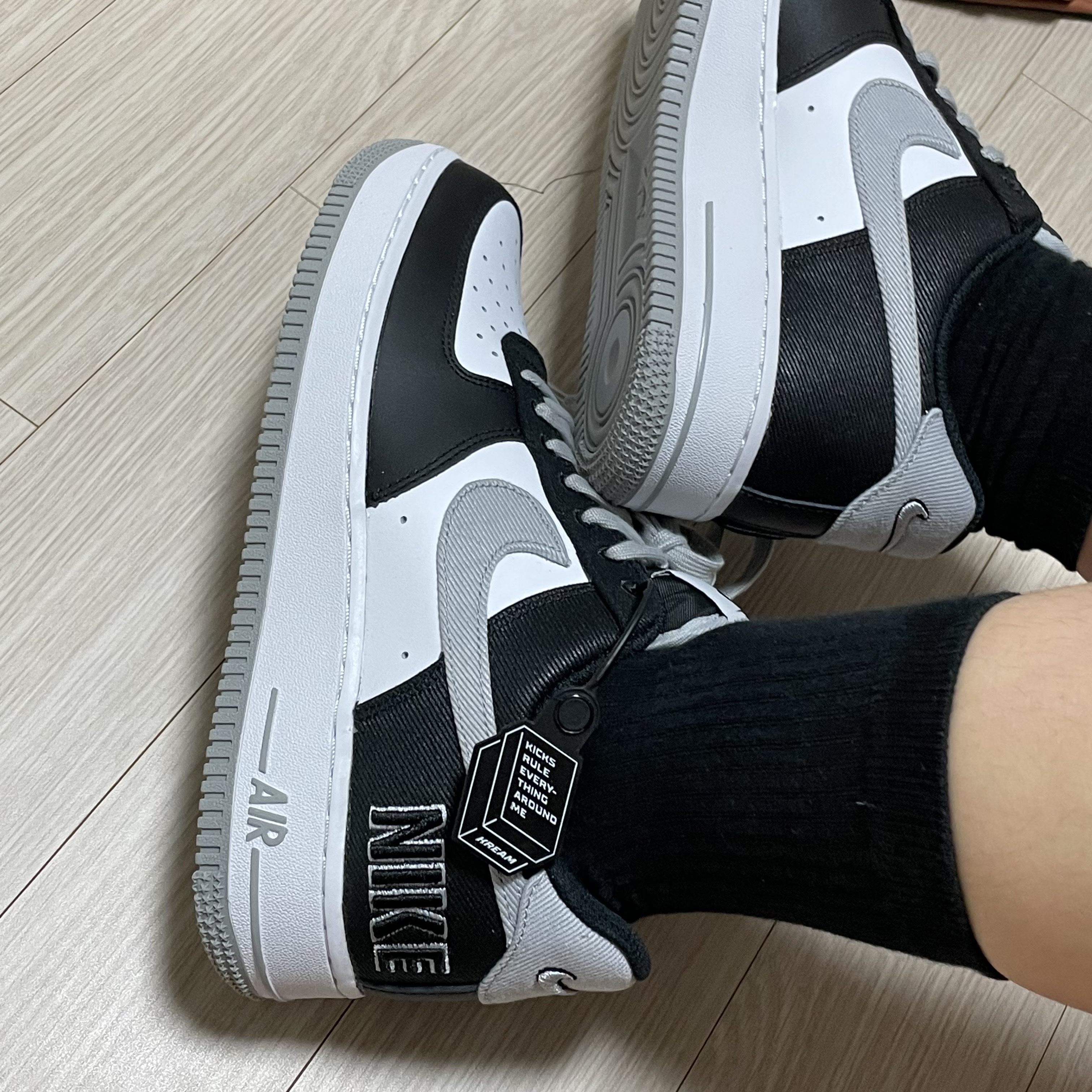 Nike Air Force 1 '07 LV8 EMB Black Silver 착용 스타일 - 2