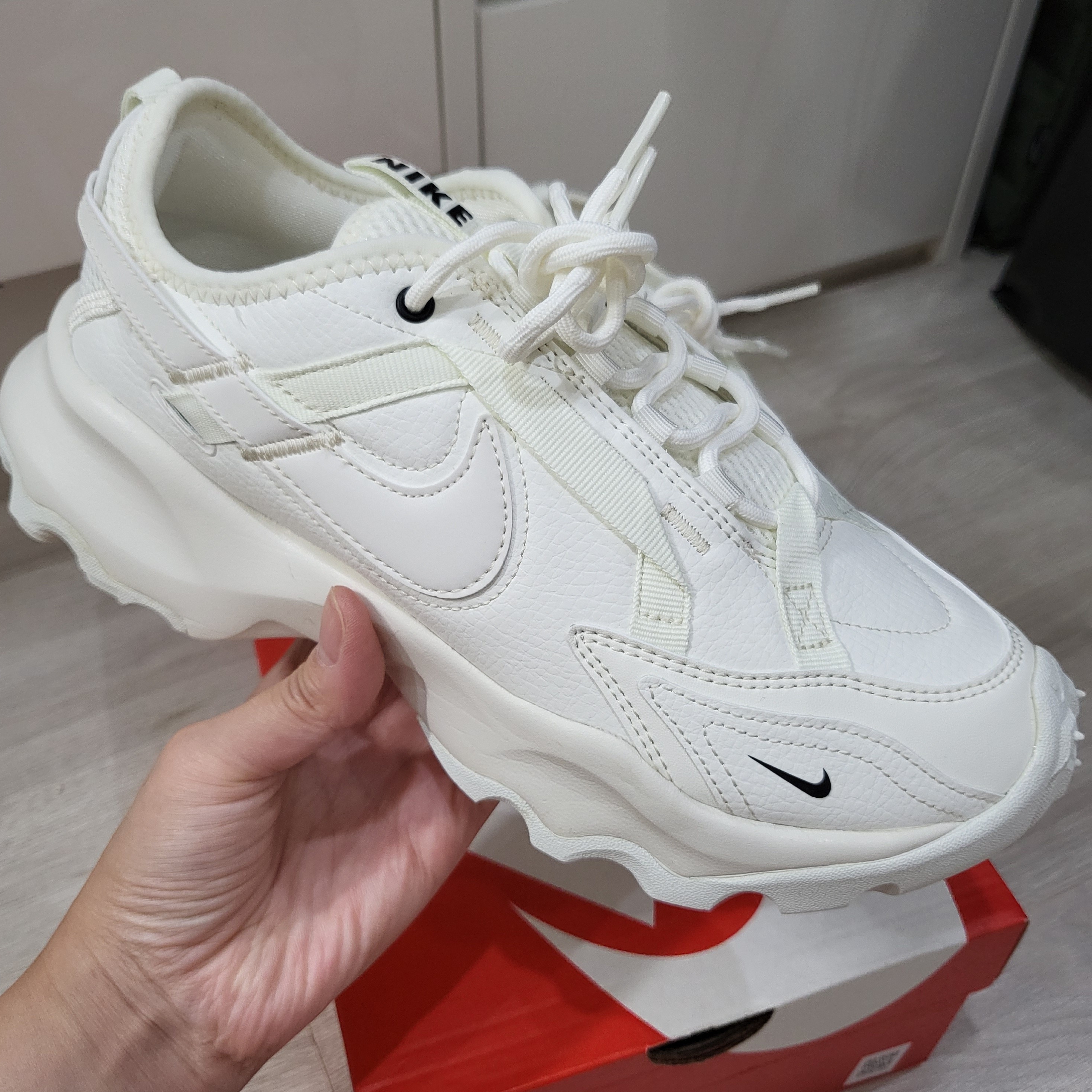 (W) Nike TC 7900 Summit White 착용 스타일