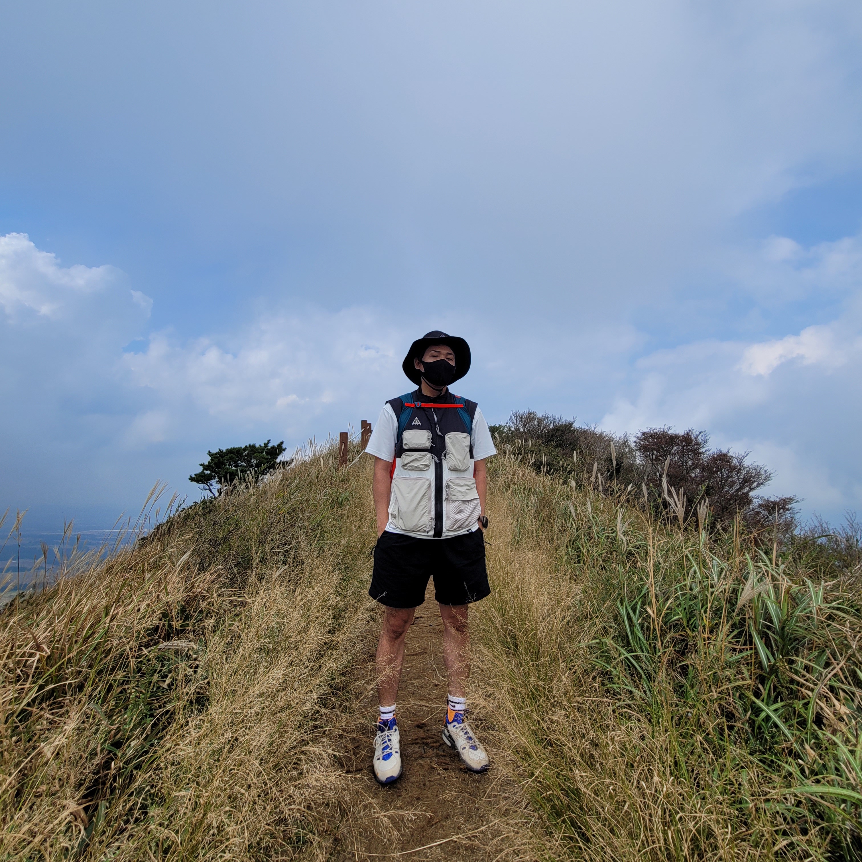 Nike ACG Air Mowabb Rattan Birch, Nike ACG Utility Vest Black Summit White - Asia 착용 스타일 - 1