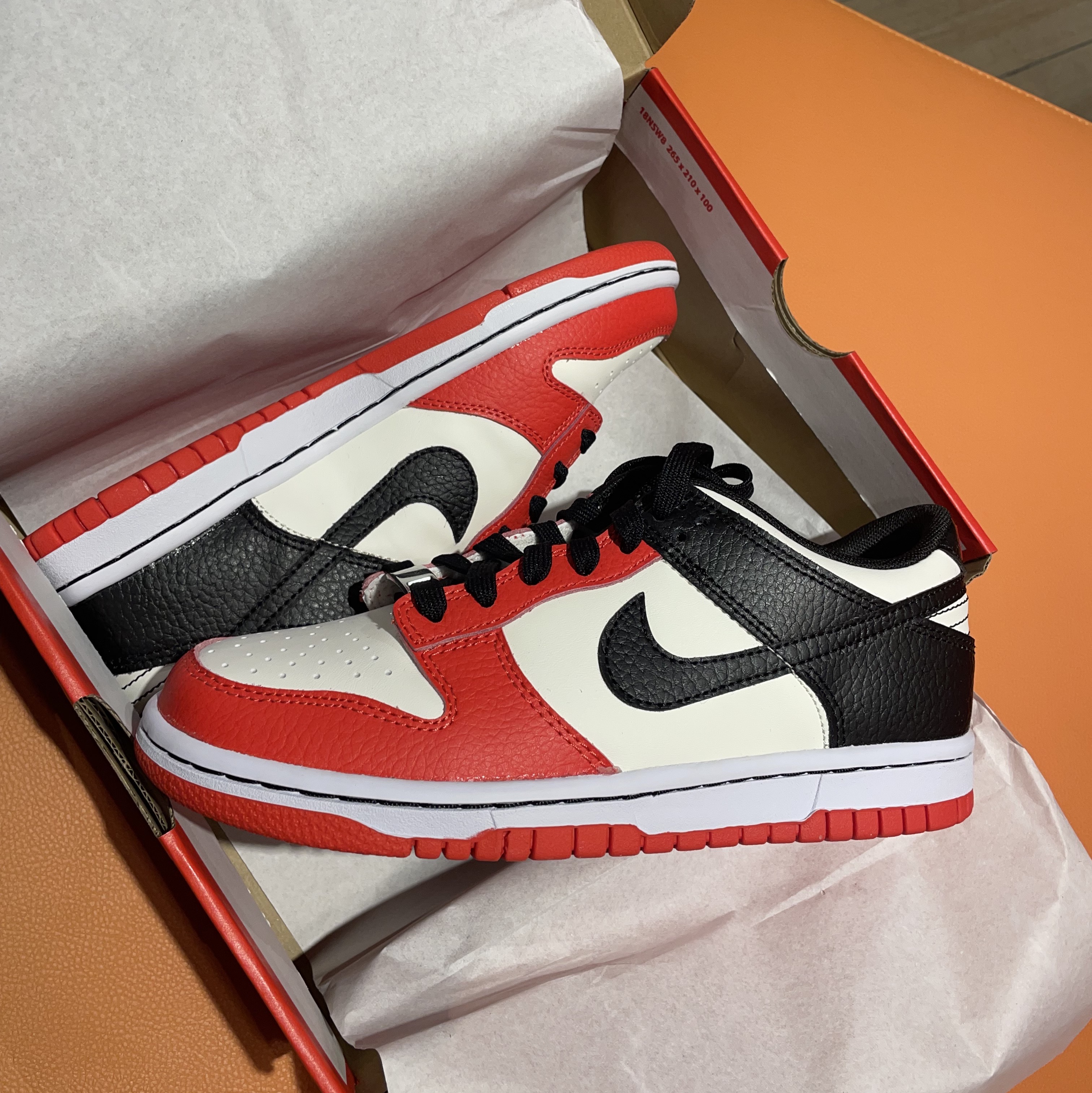 (GS) Nike x NBA Dunk Low Black and Chile Red 착용 스타일 - 1