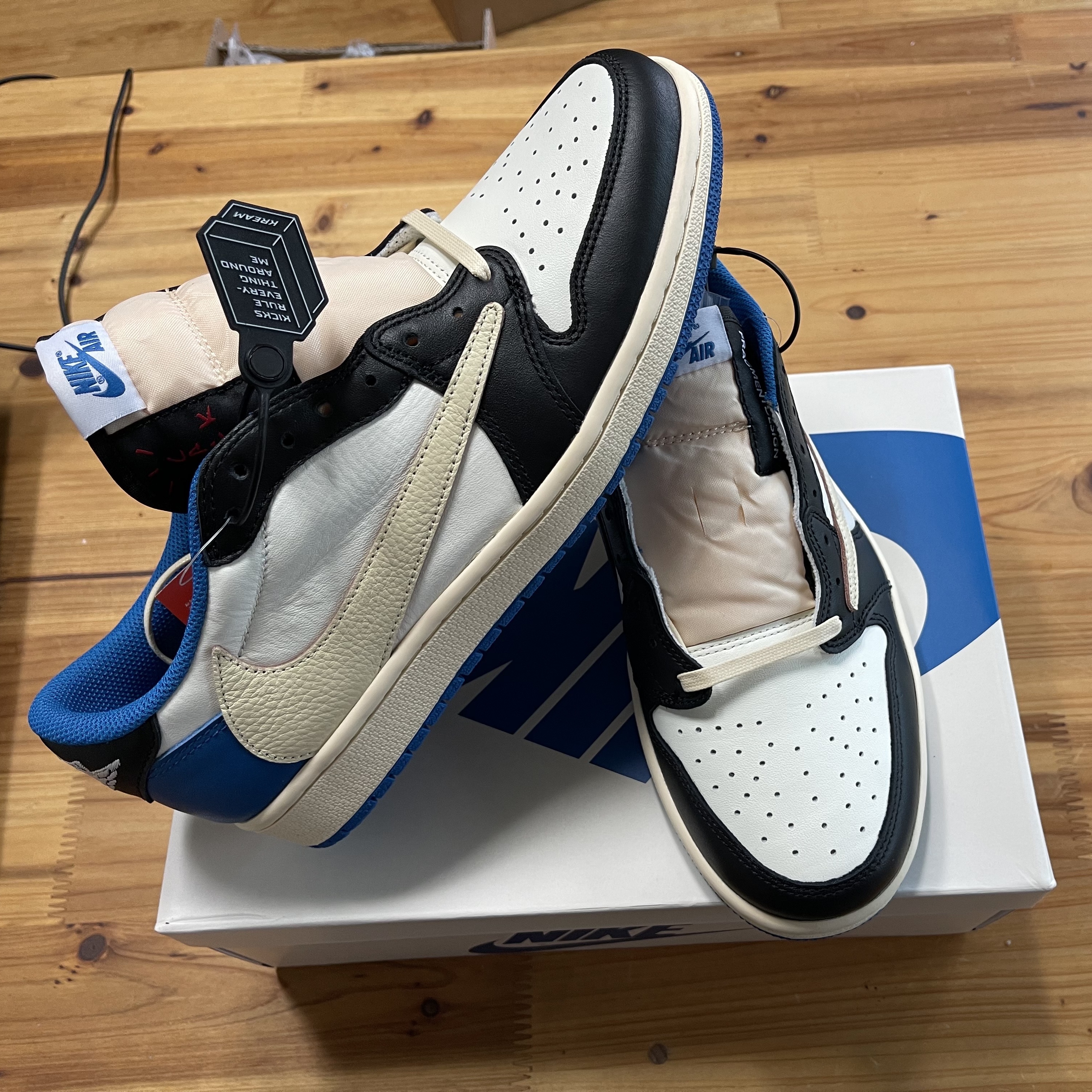Jordan 1 x Travis Scott x Fragment Retro Low OG SP Military Blue 착용 스타일 - 1