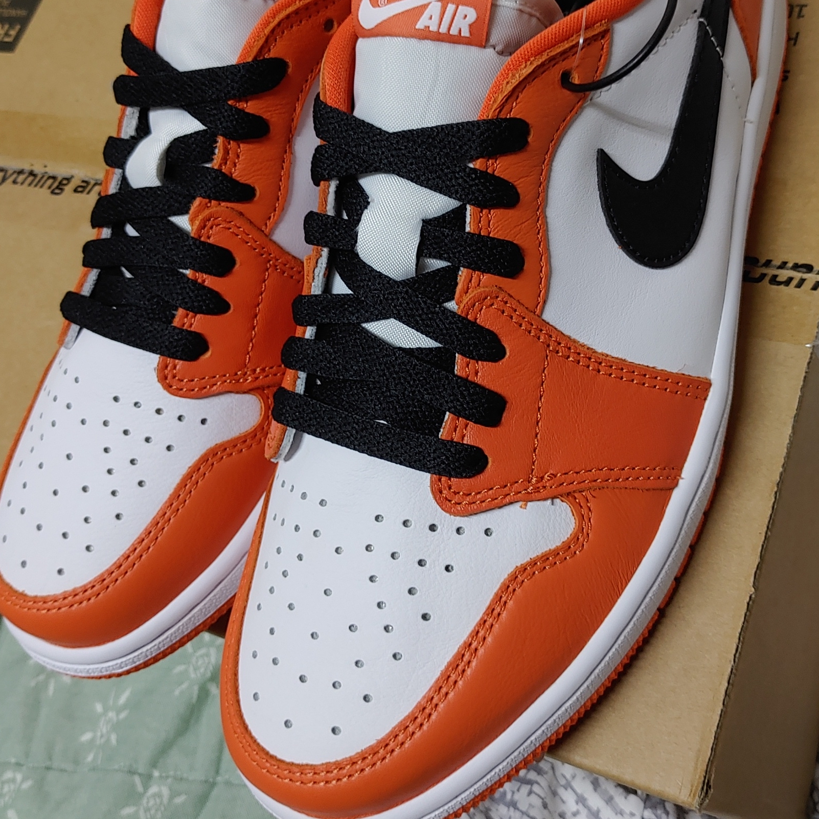 Jordan 1 Low OG Starfish 착용 스타일