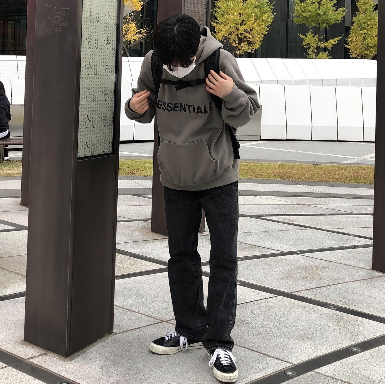 Essentials 3D Silicon Applique Pullover Hoodie Olive/Khaki - 20FW 착용 스타일 - 1