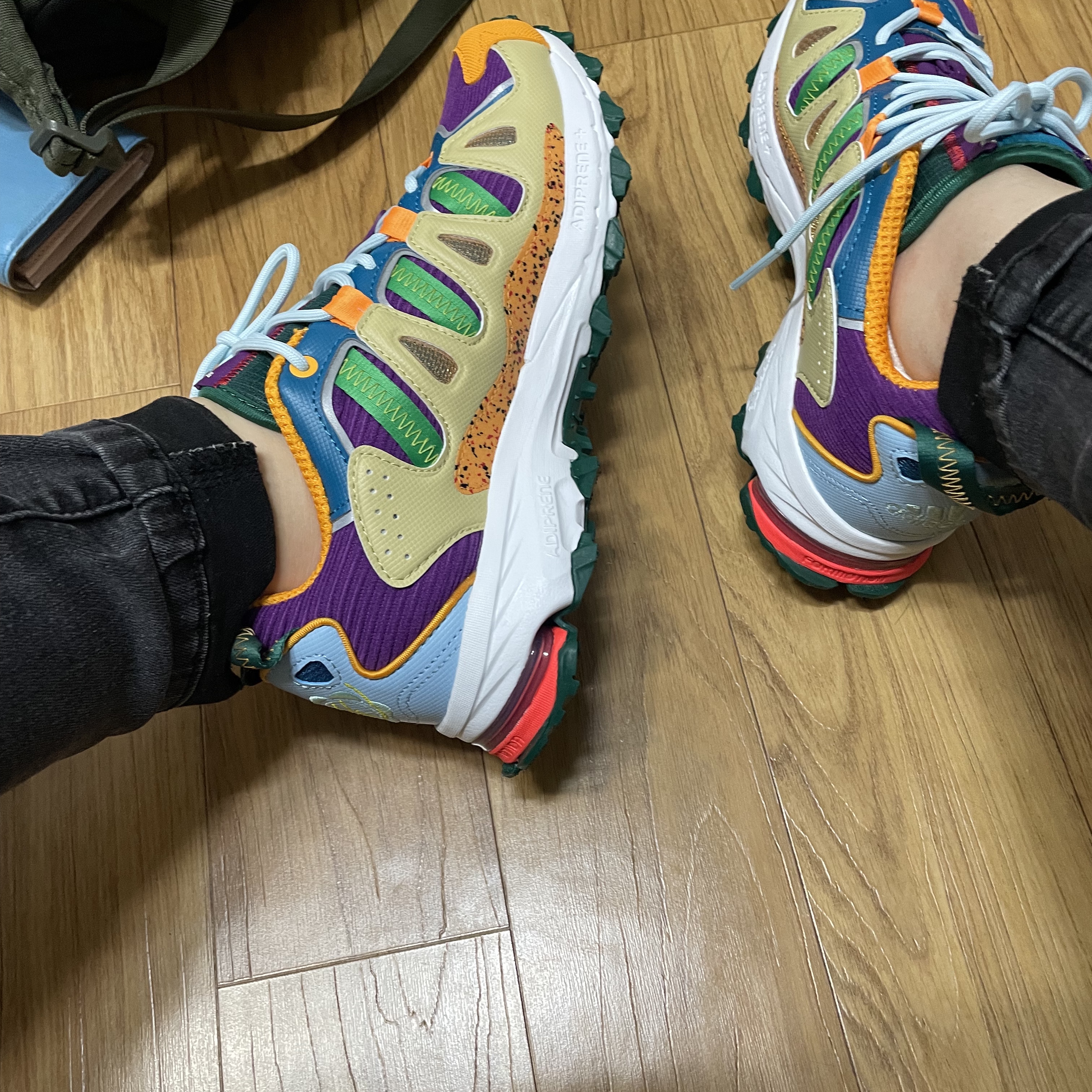Adidas x Sean Wotherspoon Superturf Adventure Jiminy Cricket 착용 스타일 - 1