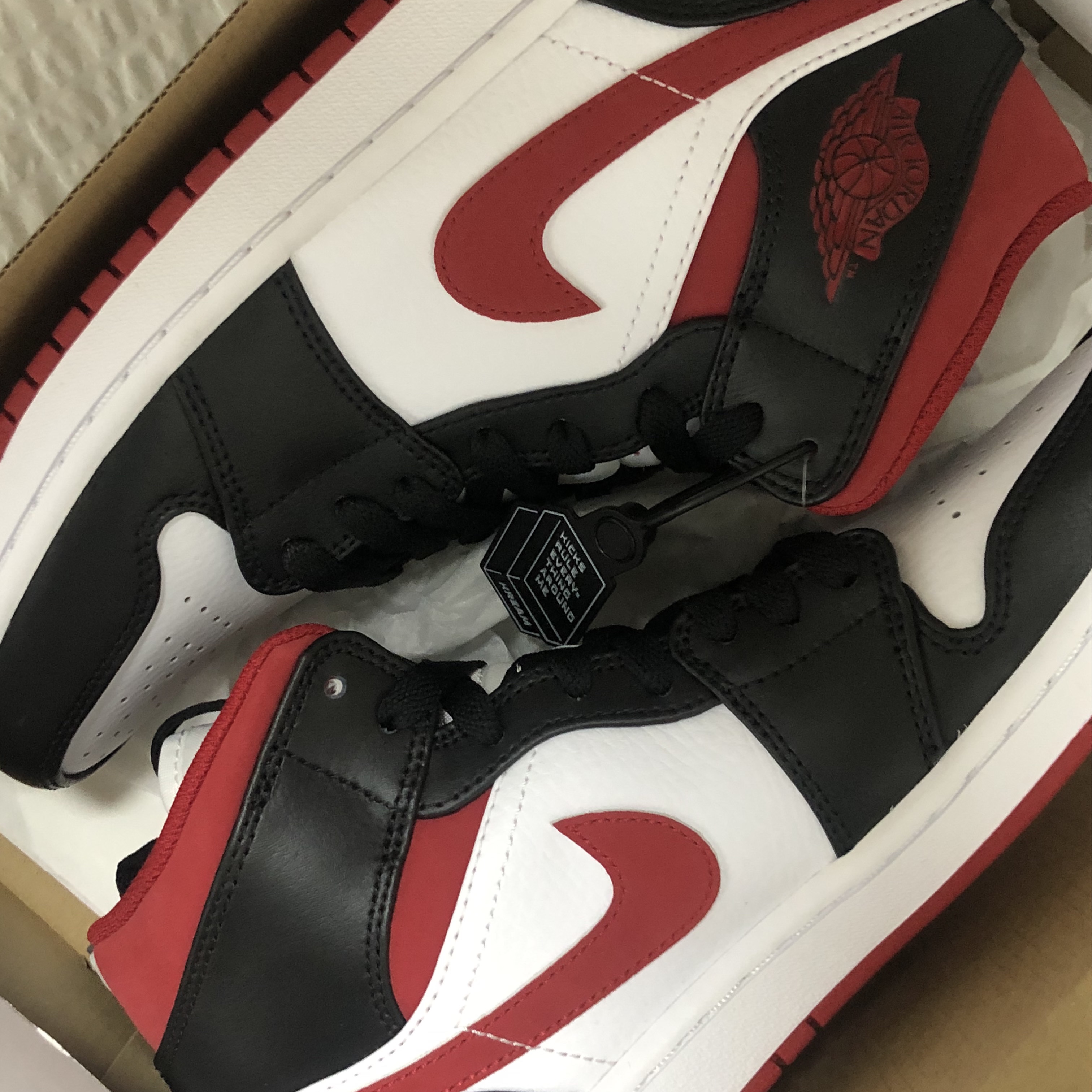 Jordan 1 Mid Gym Red Black White 착용 스타일 - 4