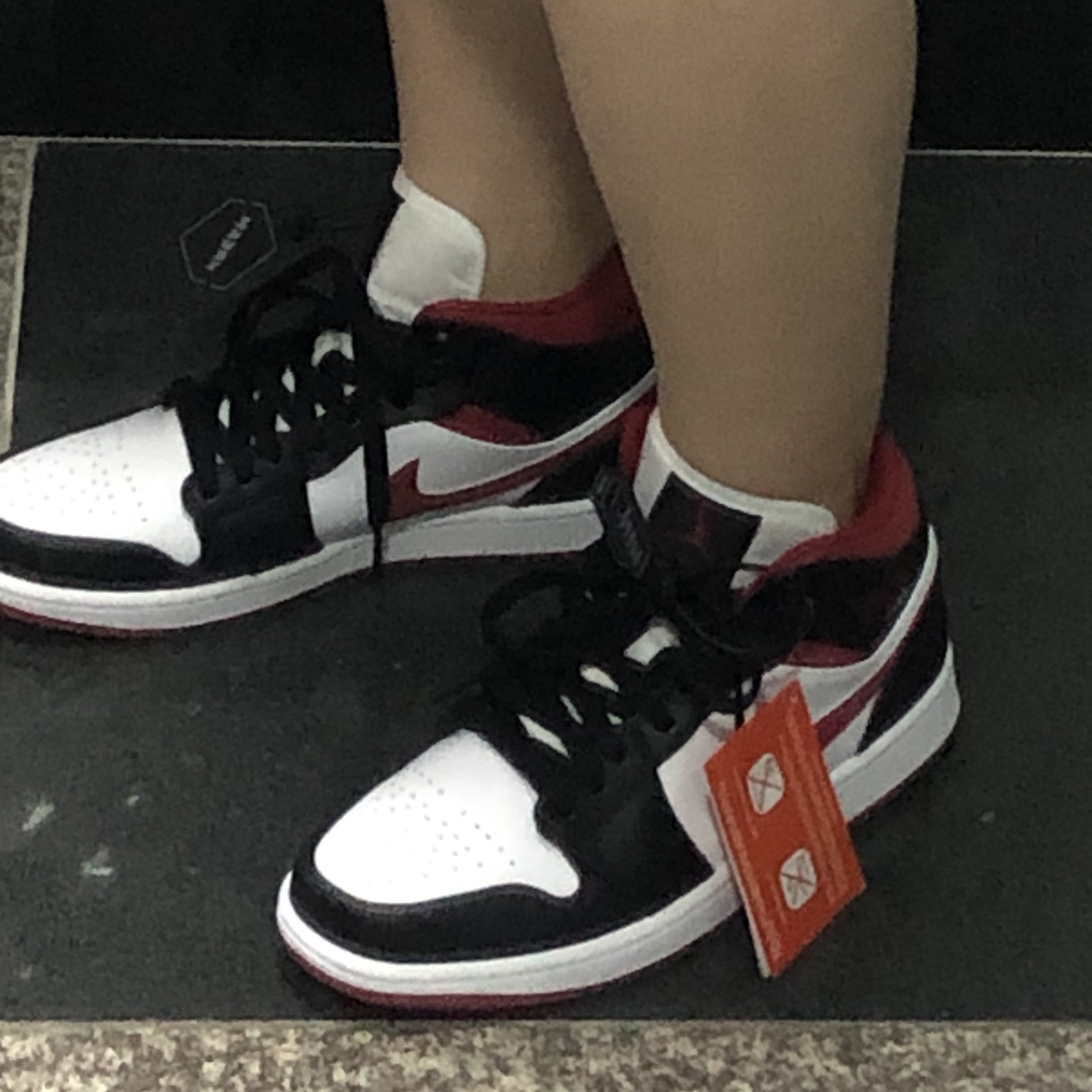 Jordan 1 Mid Gym Red Black White 착용 스타일 - 5