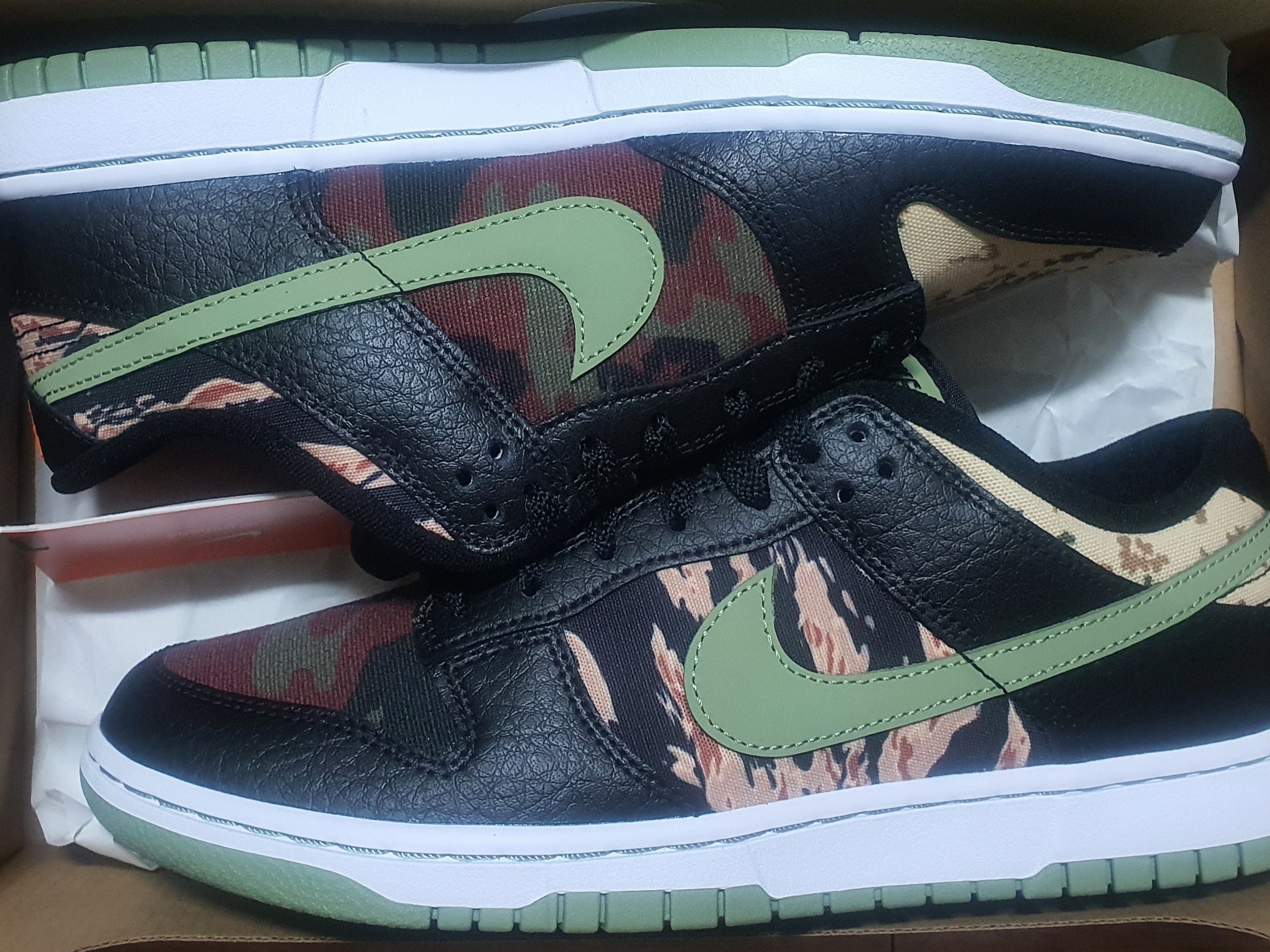Nike Dunk Low SE Black Multi Camo 착용 스타일