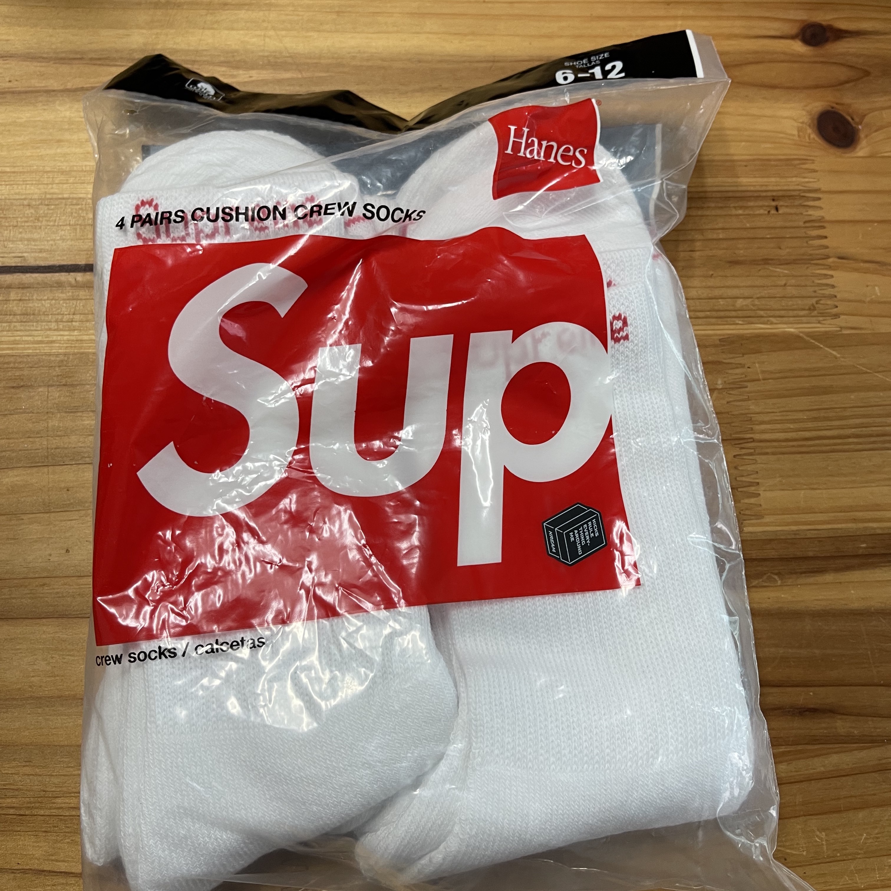 Supreme Hanes Crew Socks White (4 Pack) 착용 스타일 - 2