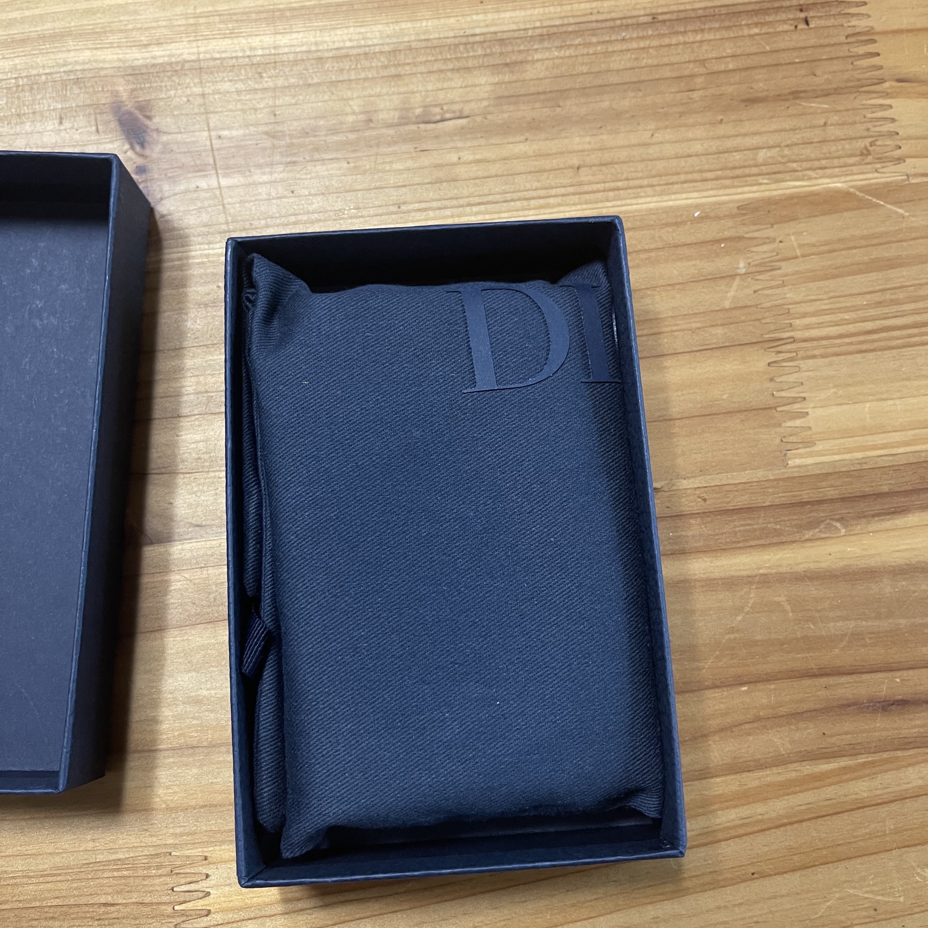 Dior Bi-Fold Card Holder Beige & Black Dior Oblique Jacquard 착용 스타일 - 3