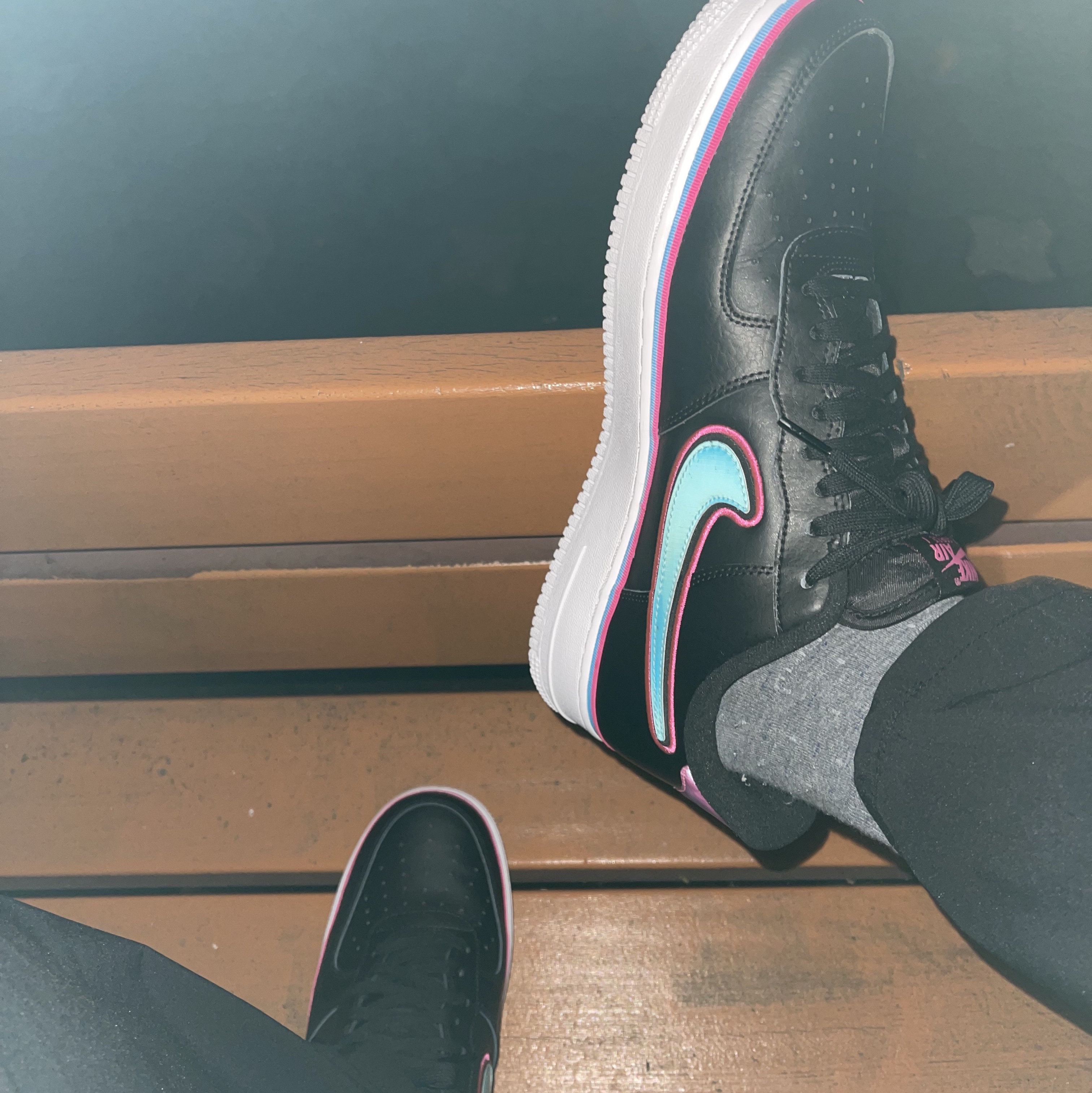 Nike Air Force 1 Low Sport NBA Black Blue Gale Laser Fuchsia 착용 스타일