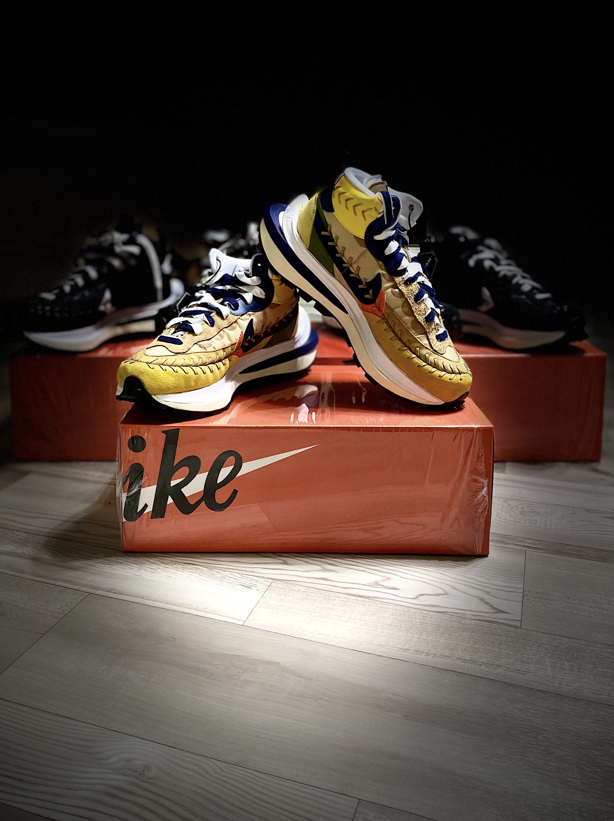 Nike x Sacai x Jean Paul Gaultier VaporWaffle Sesame Blue Void, Nike x Sacai x Jean Paul Gaultier VaporWaffle Black White 착용 스타일 - 3