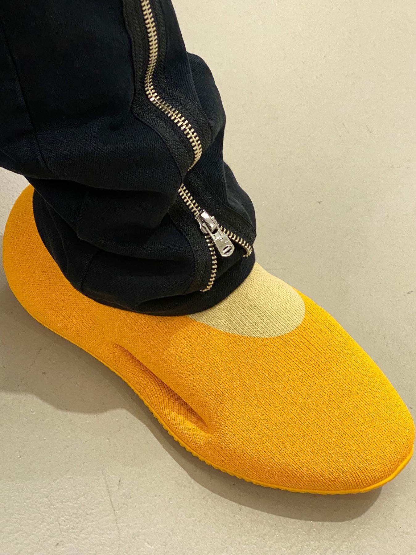 Adidas Yeezy Knit RNR Sulfur 착용 스타일 - 1