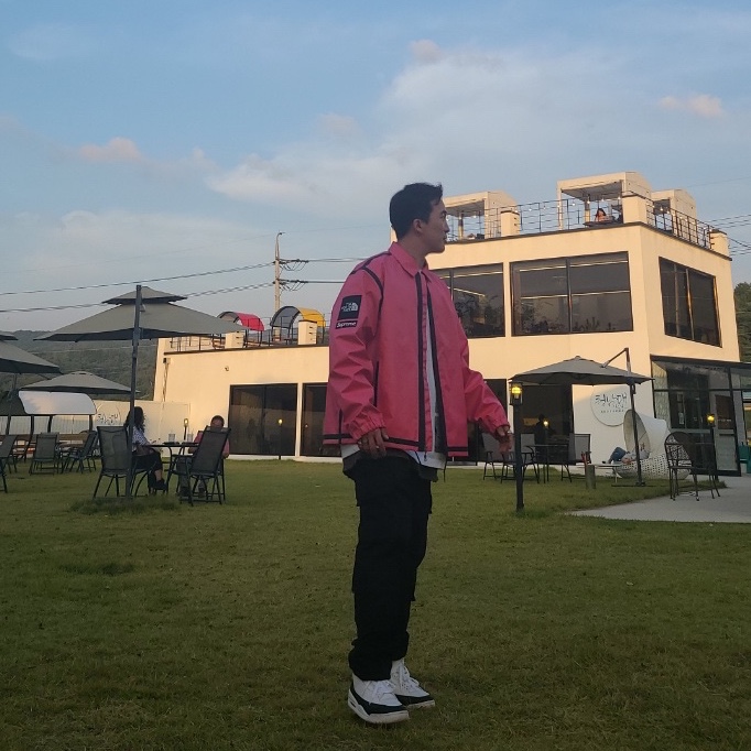 Jordan 3 x Fragment Retro SP White Black, Supreme x The North Face Summit Series Outer Tape Seam Coaches Jacket Pink - 21SS 착용 스타일