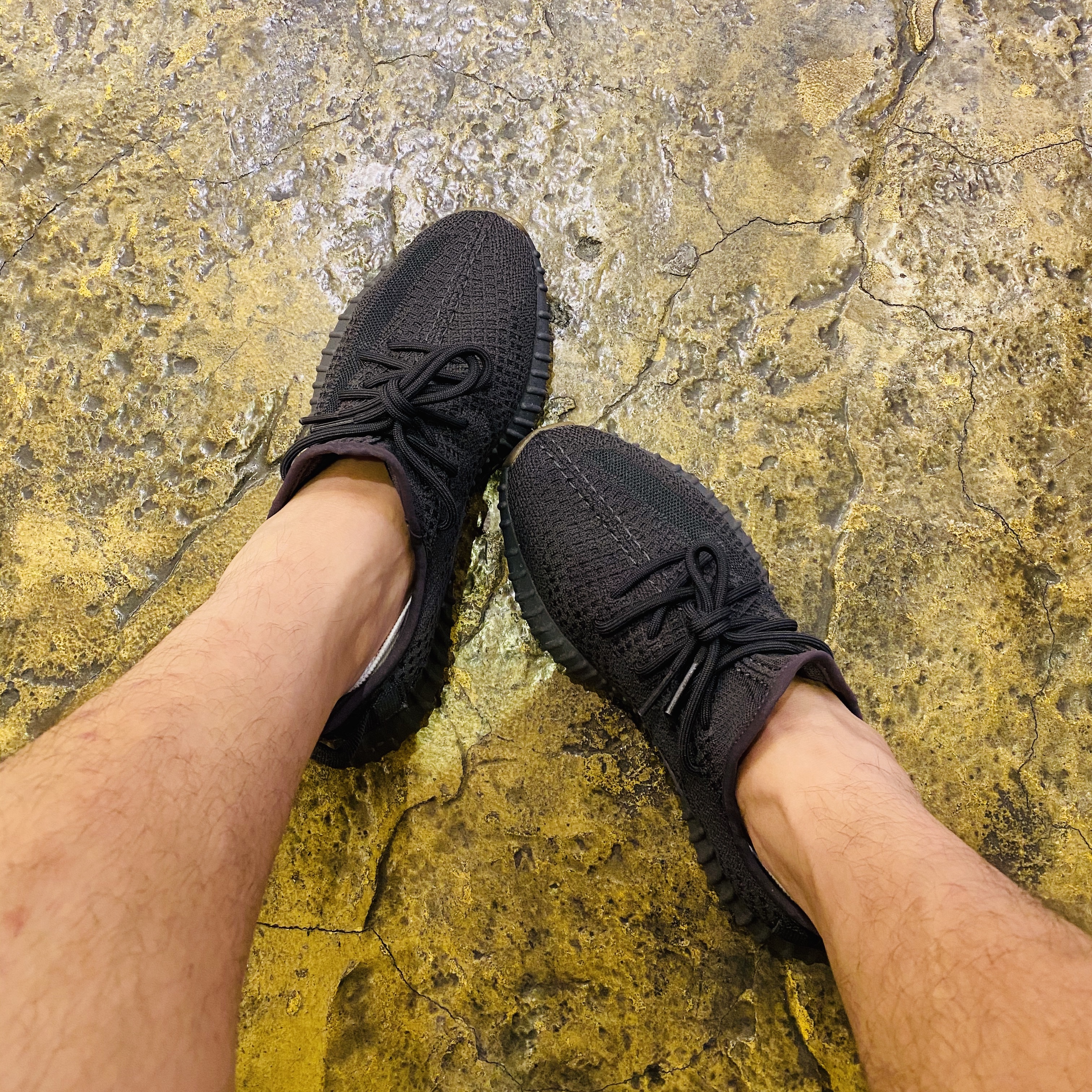 Adidas Yeezy Boost 350 V2 Cinder 착용 스타일