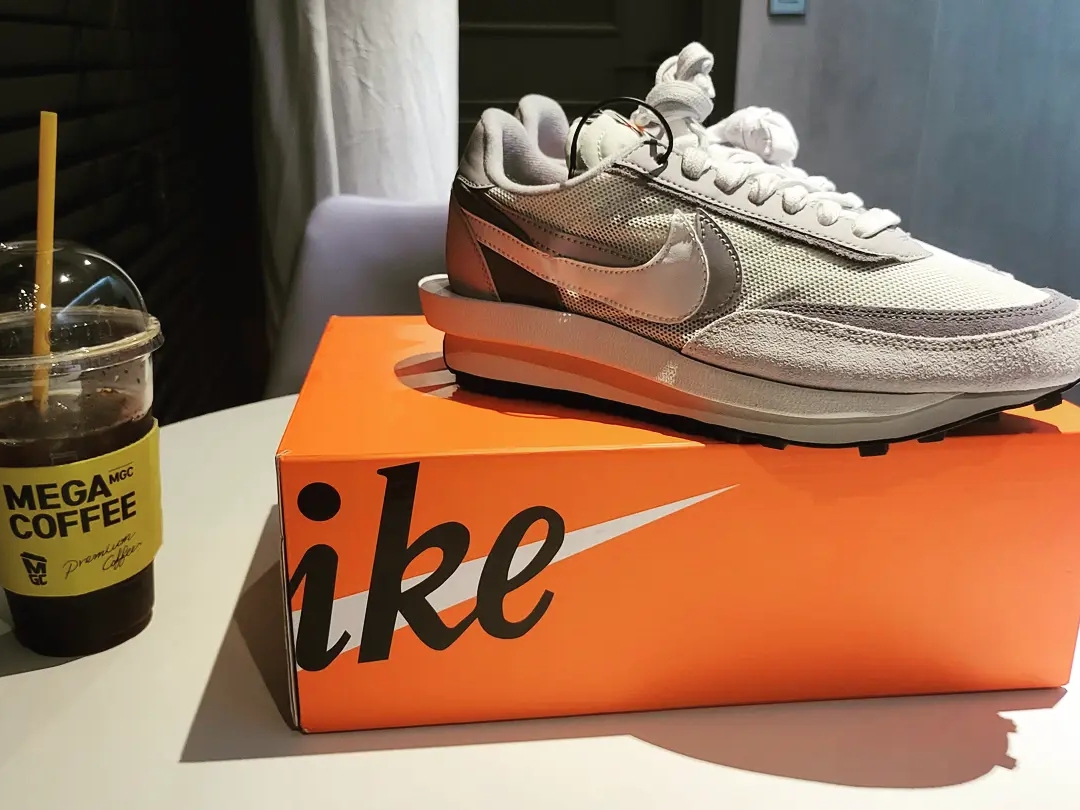 Nike x Sacai LDWaffle Summit White 착용 스타일 - 3