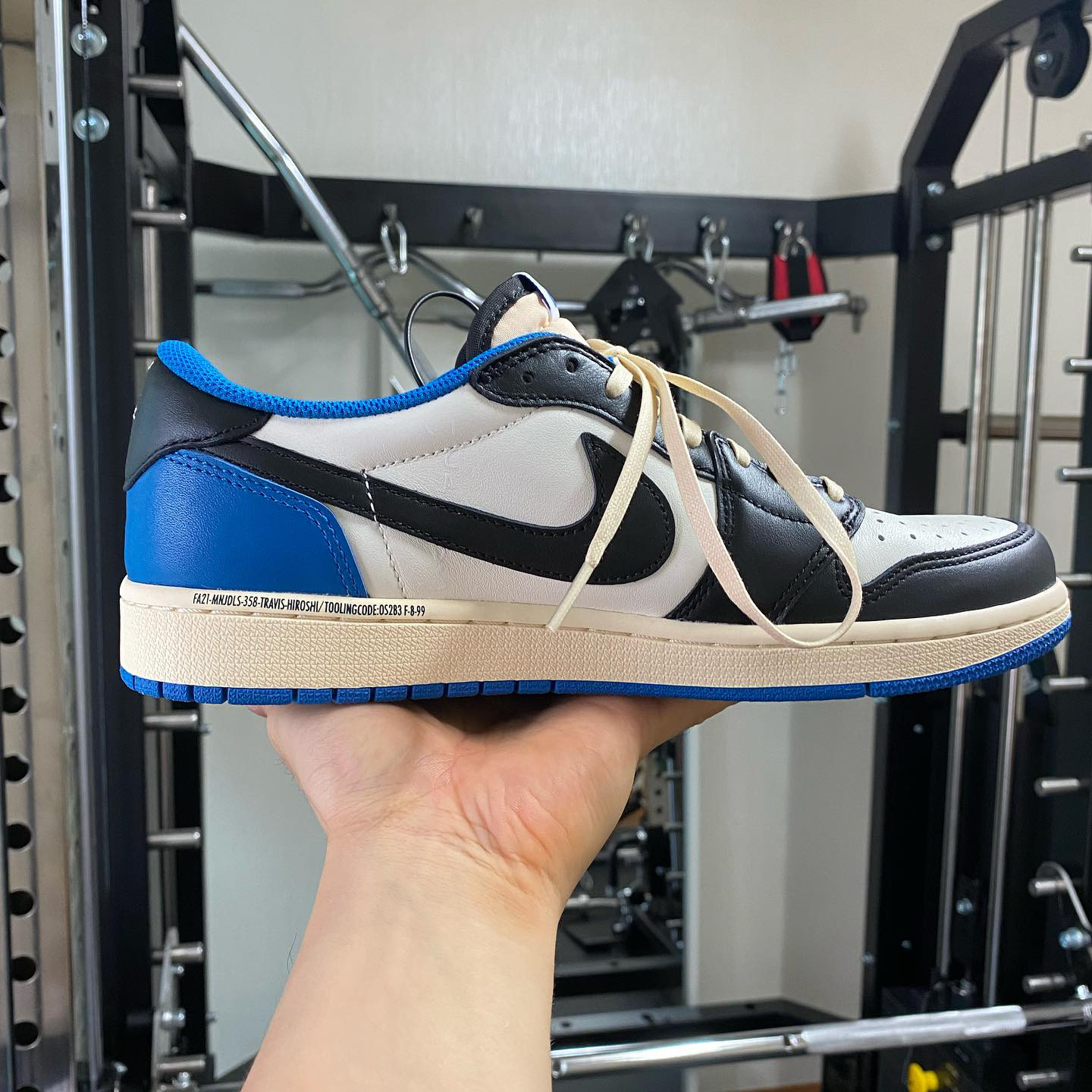 Jordan 1 x Travis Scott x Fragment Retro Low OG SP Military Blue 착용 스타일 - 1