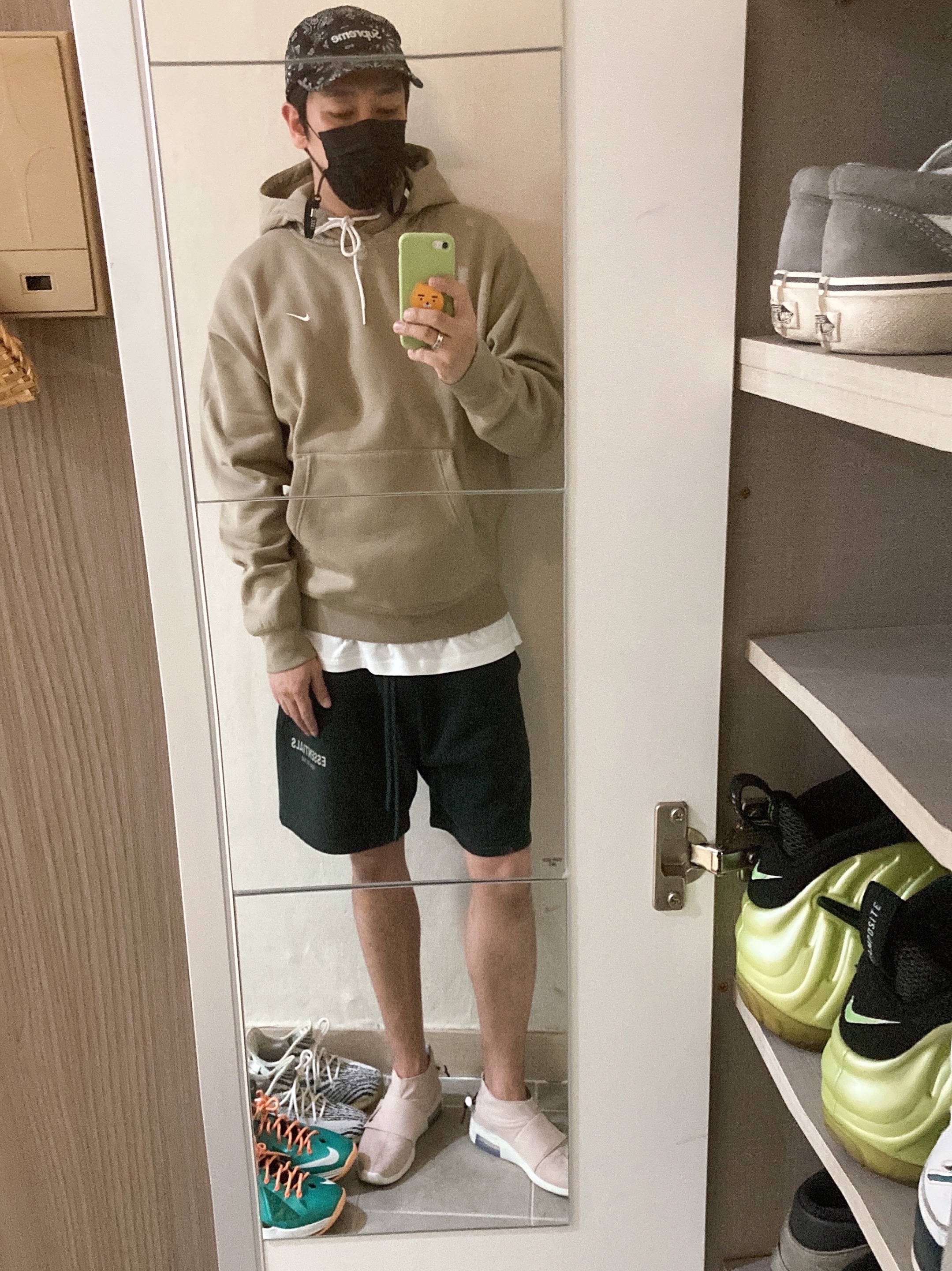 Nike x Fear of God Air Fear of God Moccasin Particle Beige, Essentials Sweatshorts Black 2020 착용 스타일