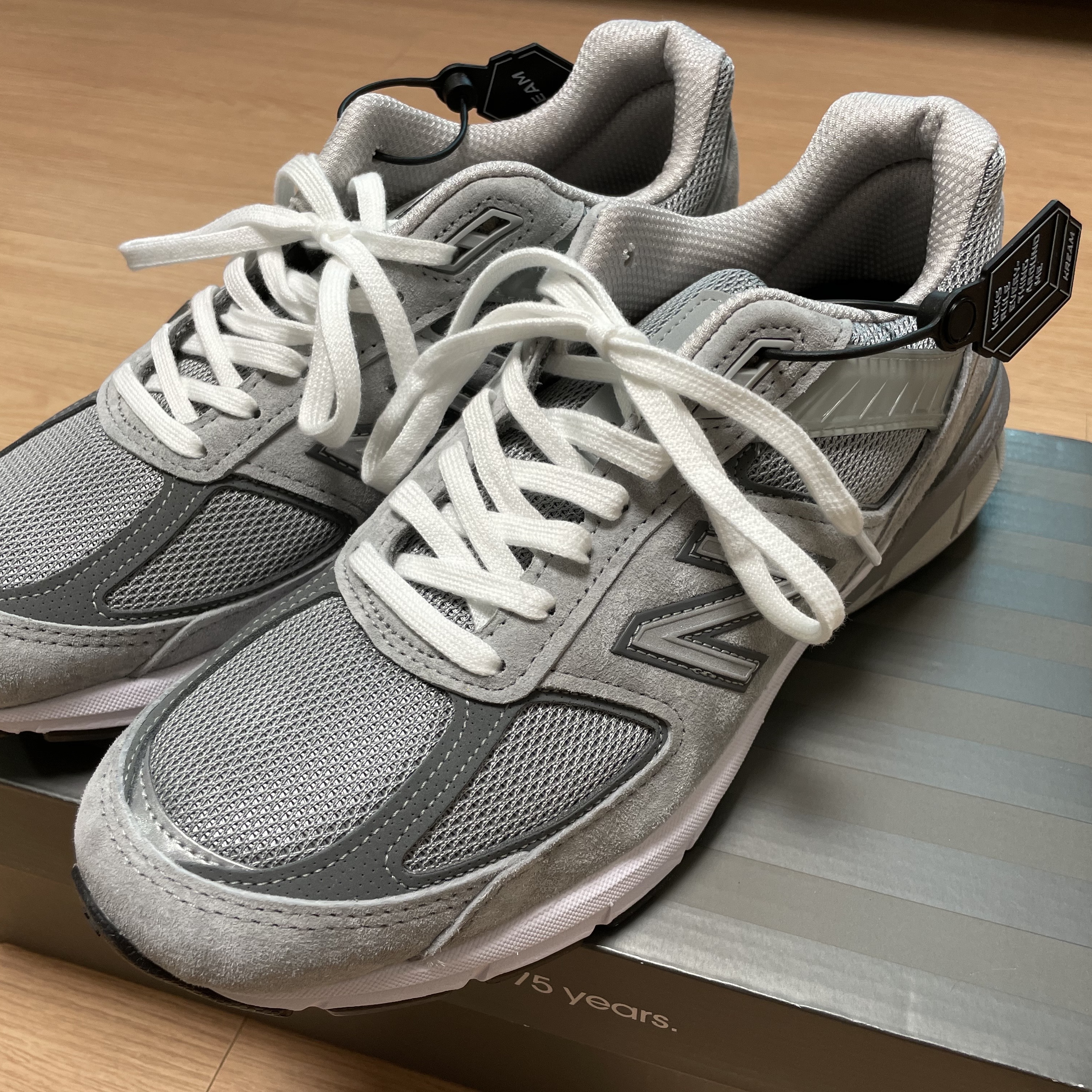 New Balance 990v5 Made in USA Grey - D Standard 착용 스타일 - 2