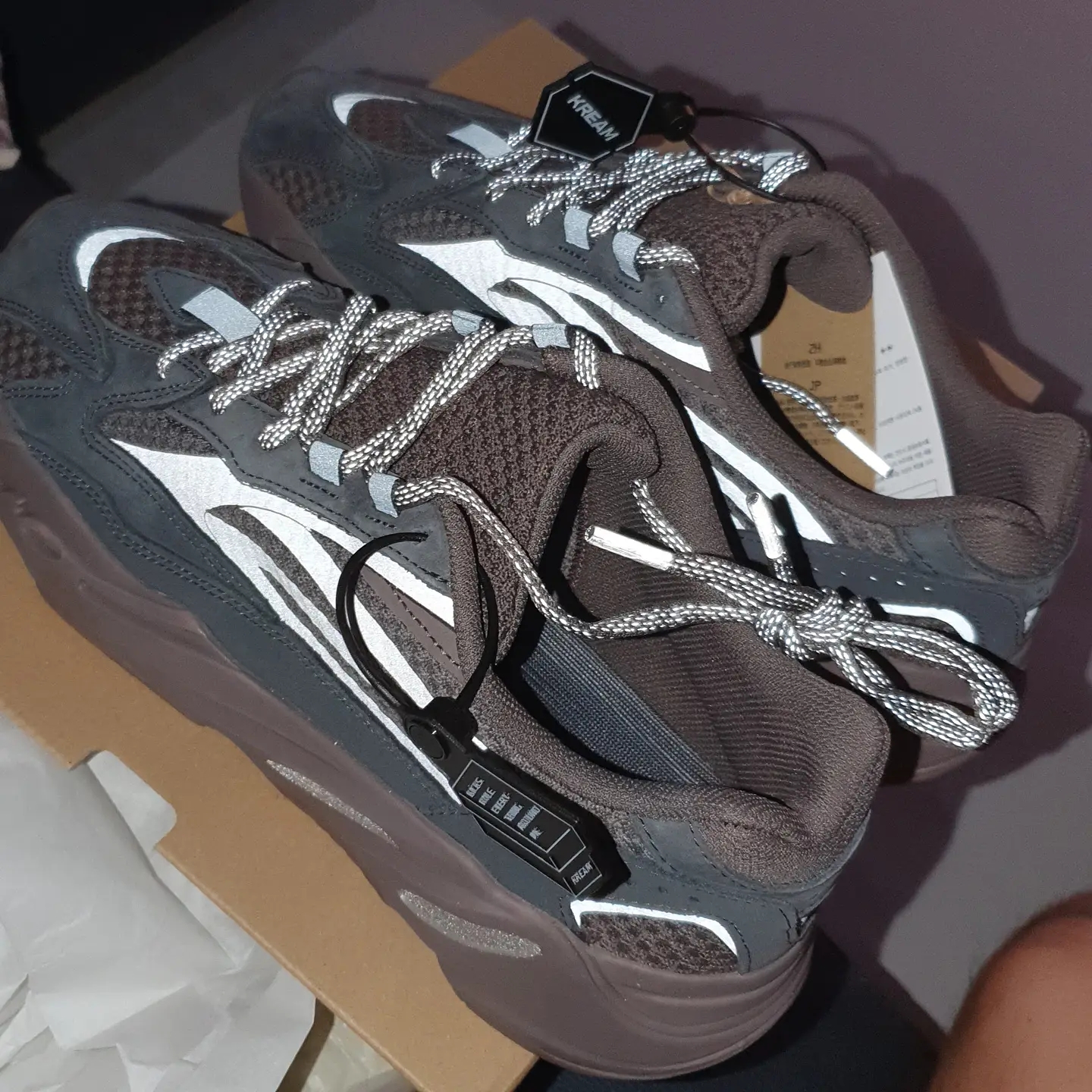Adidas Yeezy Boost 700 V2 Mauve 착용 스타일 - 2
