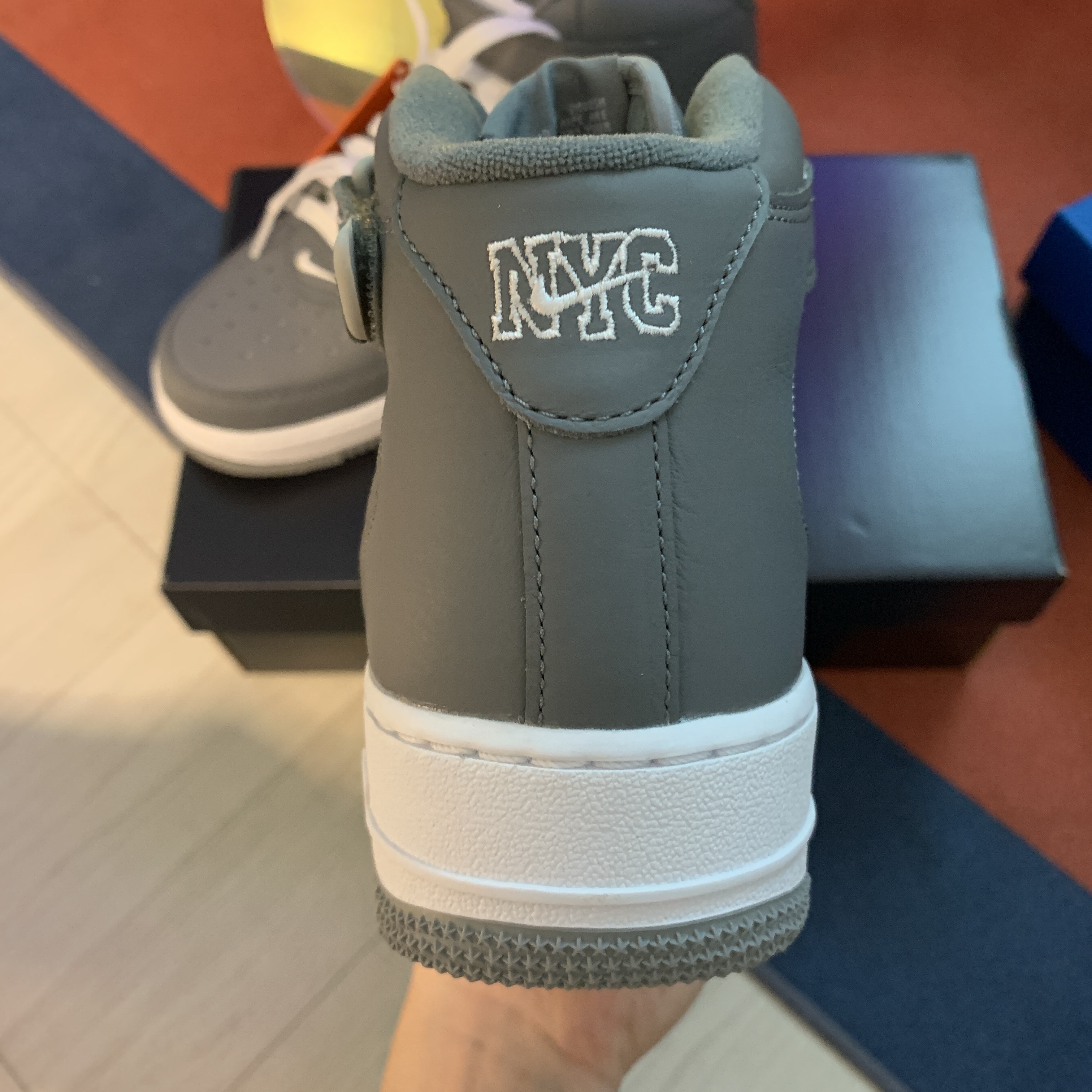 Nike x Undefeated Dunk Low SP 5 On It Black, Nike Air Force 1 Mid QS NYC Cool Grey 착용 스타일 - 4