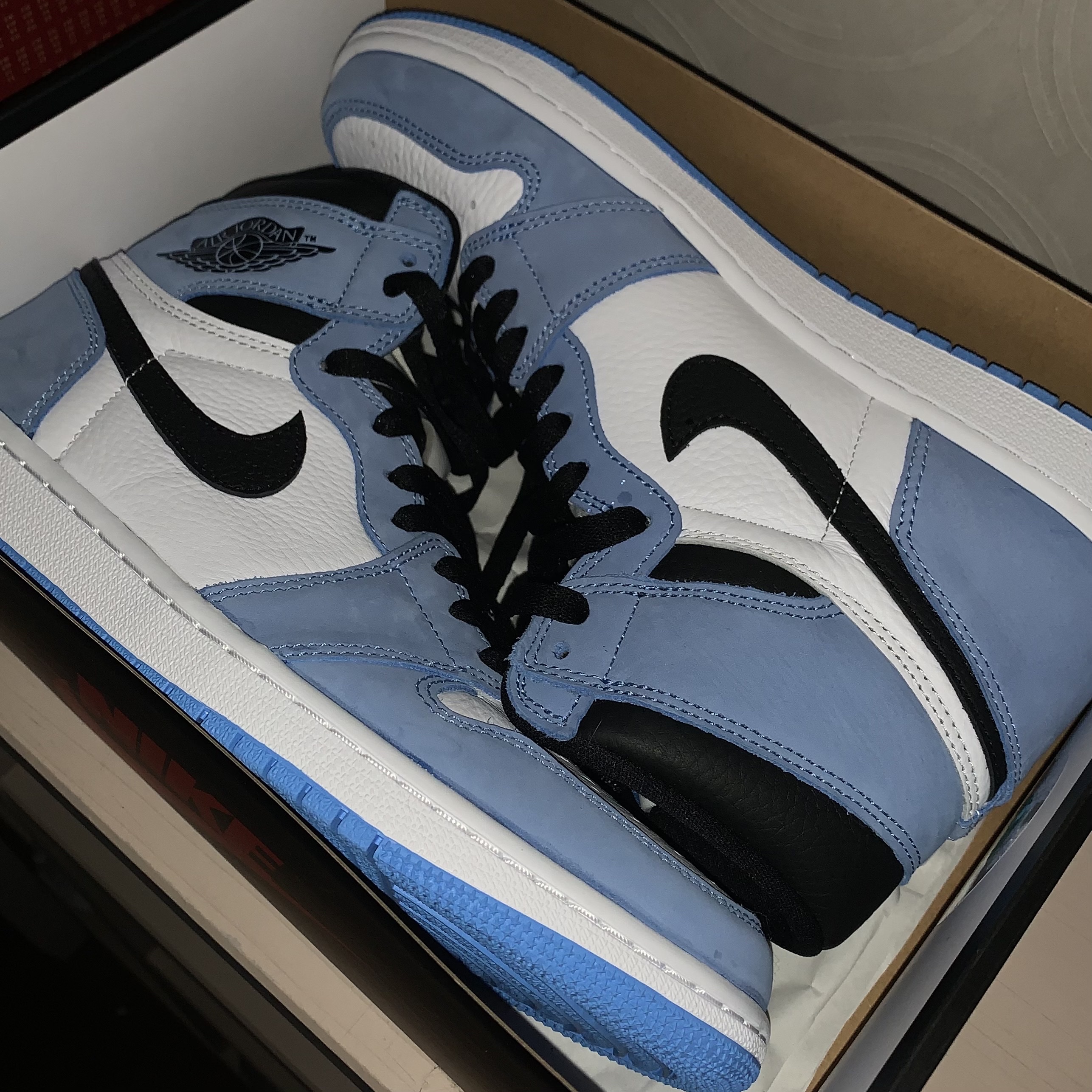 Jordan 1 Retro High OG University Blue 착용 스타일 - 2