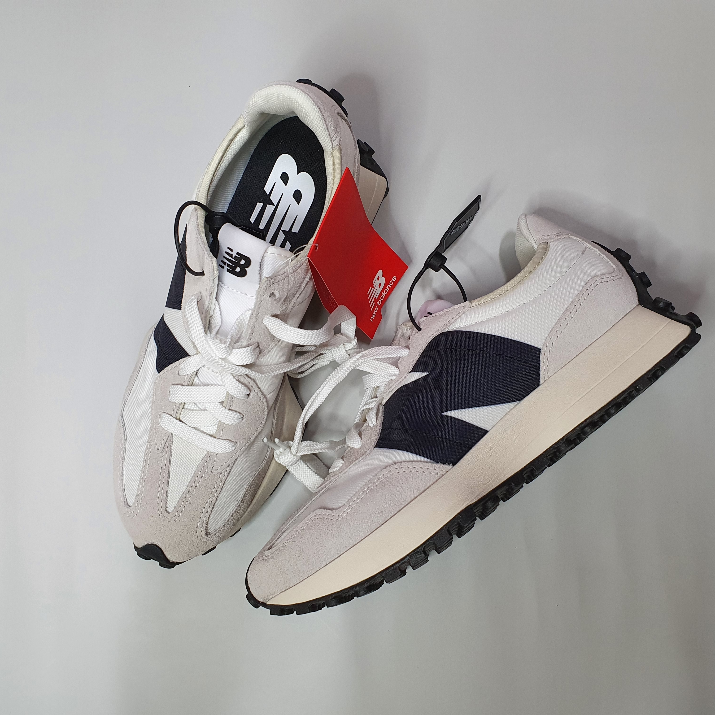 New Balance 327 White Black 착용 스타일