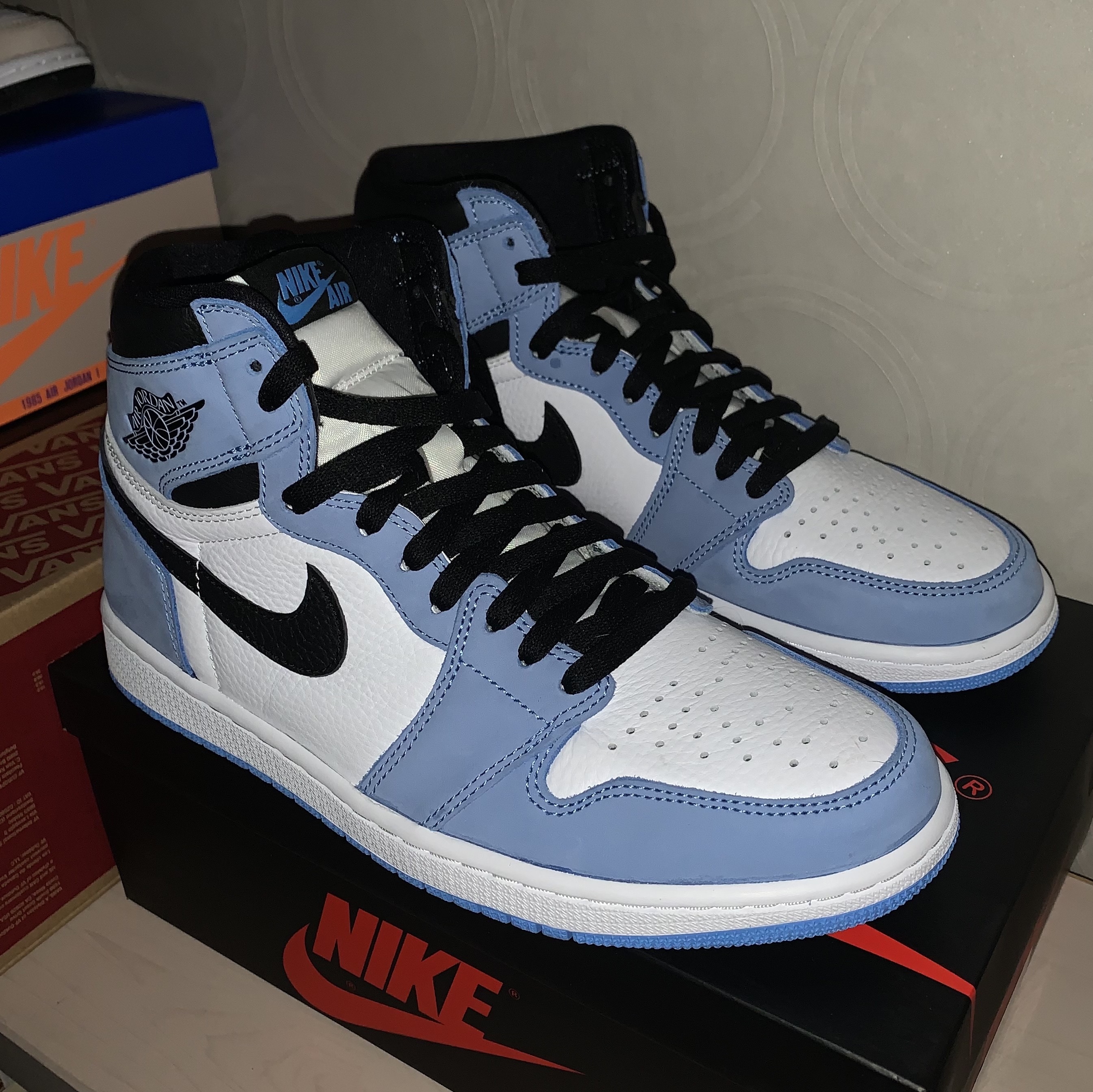 Jordan 1 Retro High OG University Blue 착용 스타일 - 1