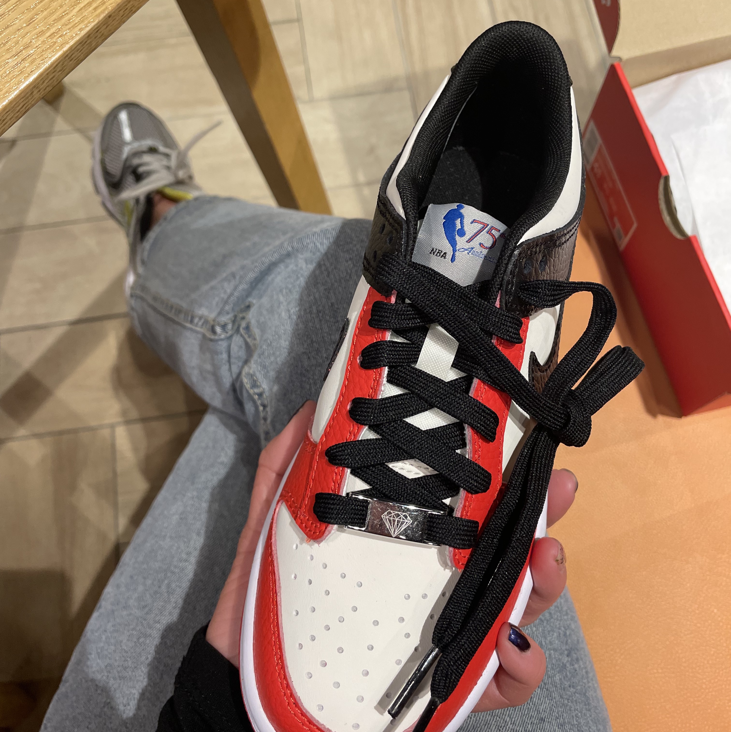 (GS) Nike x NBA Dunk Low Black and Chile Red 착용 스타일 - 2