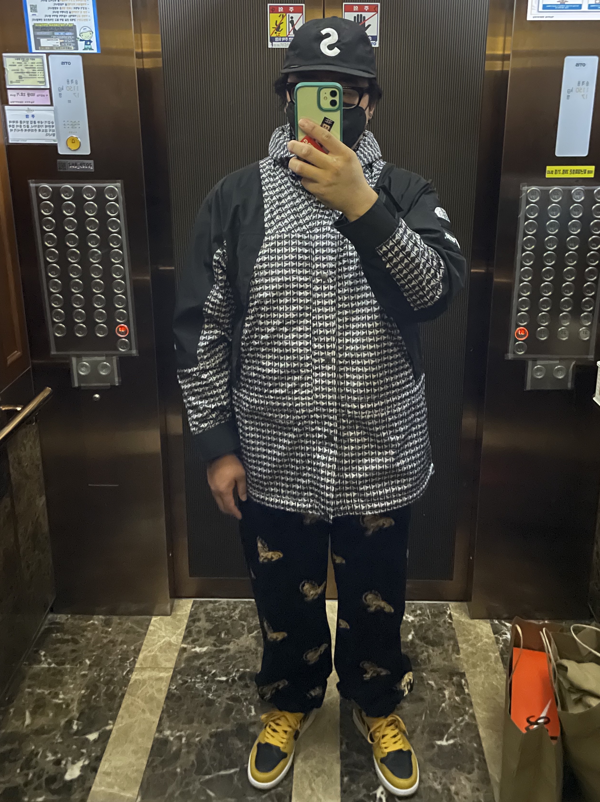 Jordan 1 Retro High OG Pollen, Supreme x The North Face Studded Mountain Light Jacket Black - 21SS 착용 스타일 - 1