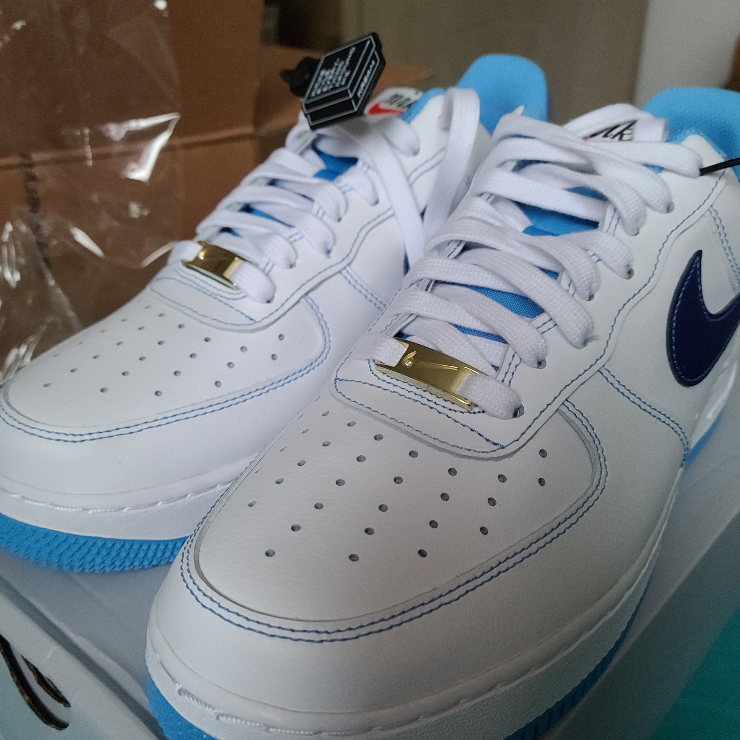 Nike Air Force 1 '07 First Use White University Blue 착용 스타일 - 2