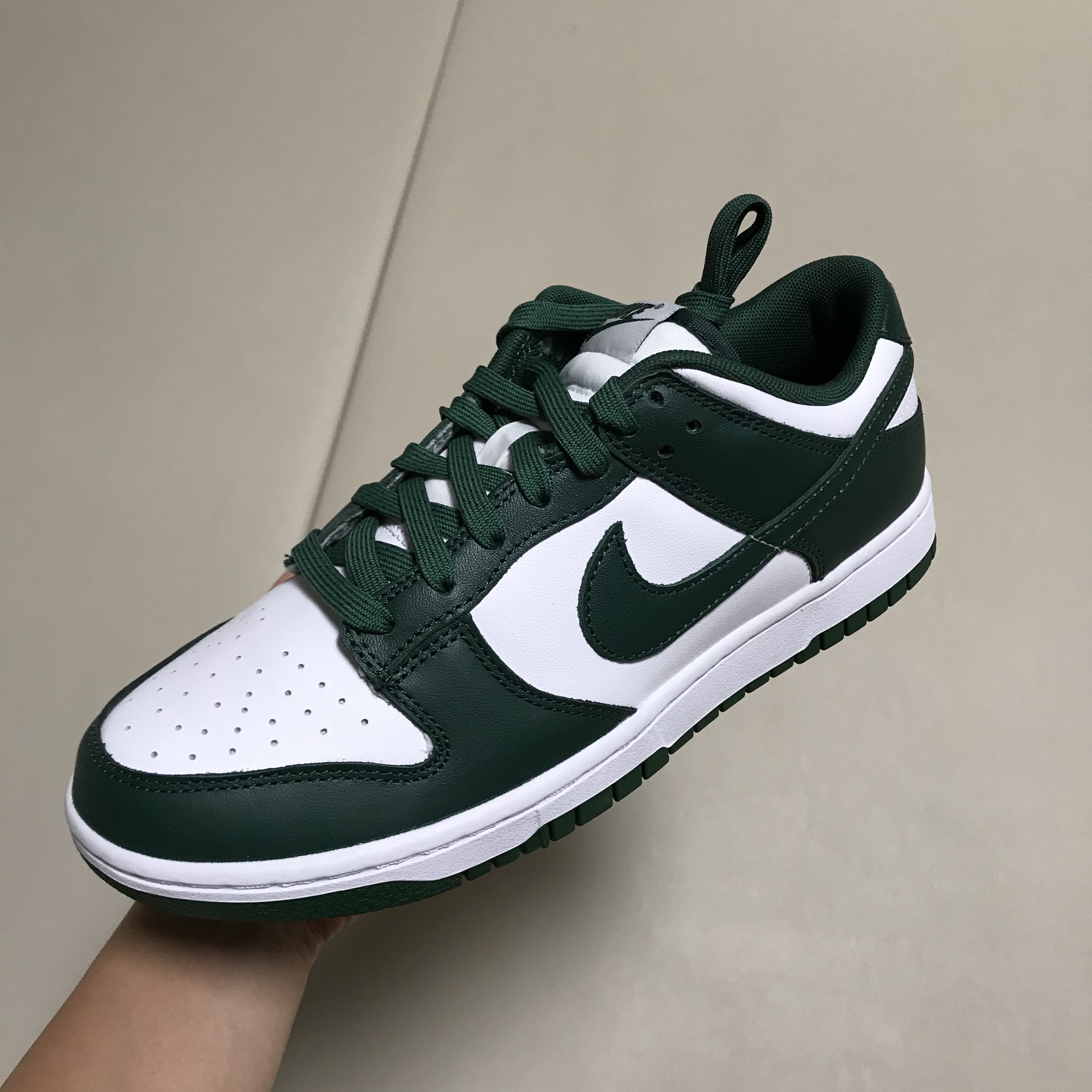 Nike Dunk Low Retro Varsity Green 착용 스타일