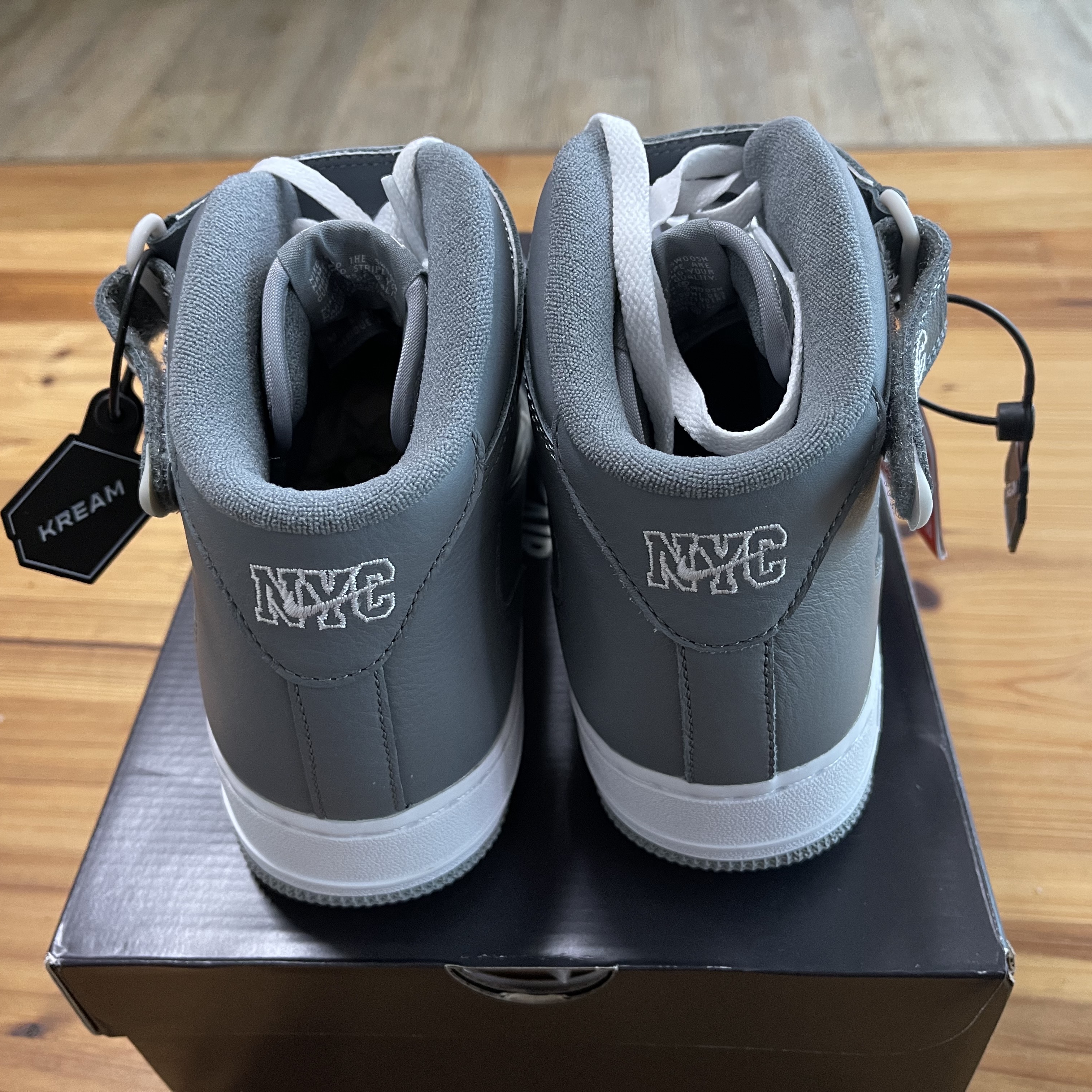 Nike Air Force 1 Mid QS NYC Cool Grey 착용 스타일 - 2