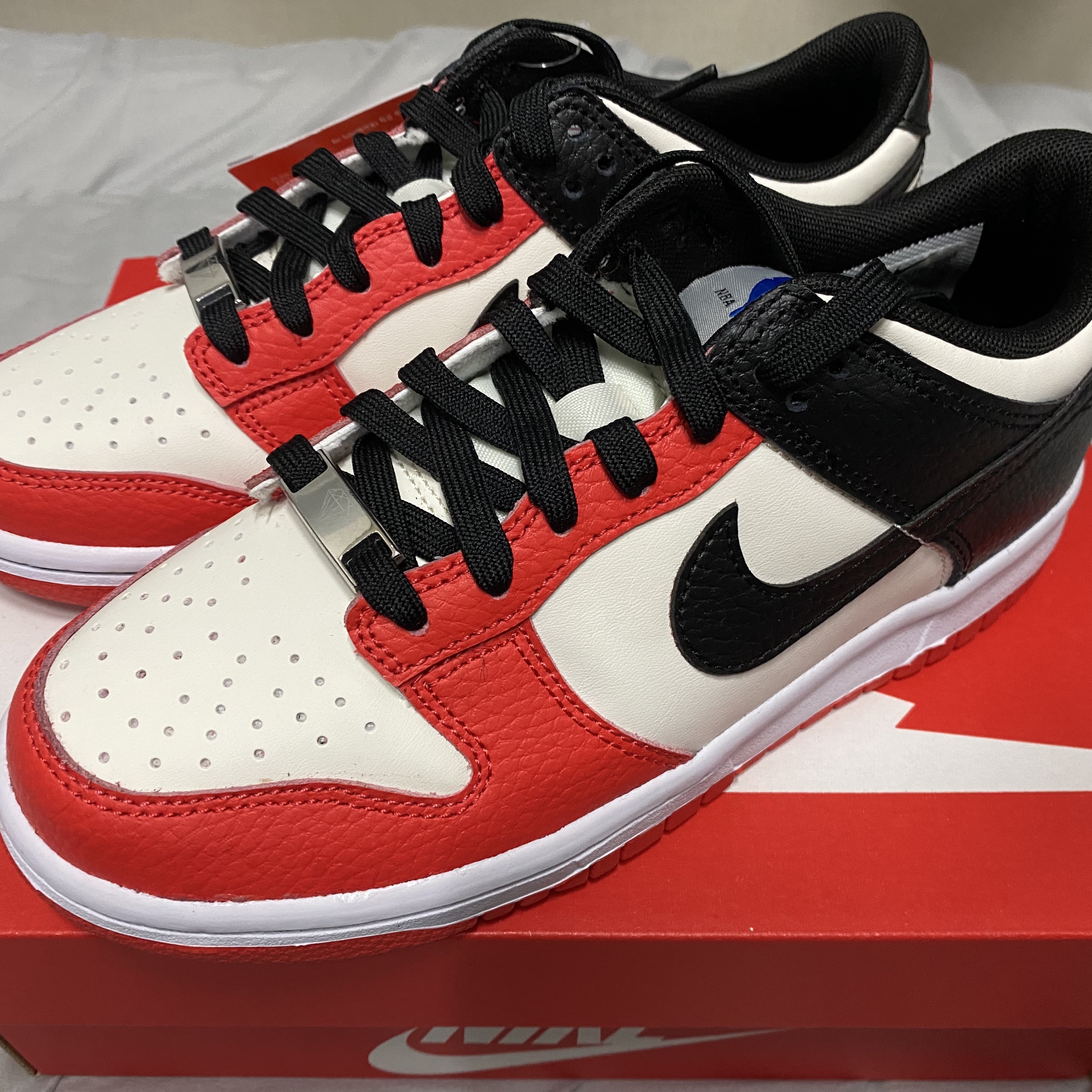 (GS) Nike x NBA Dunk Low Black and Chile Red 착용 스타일 - 2