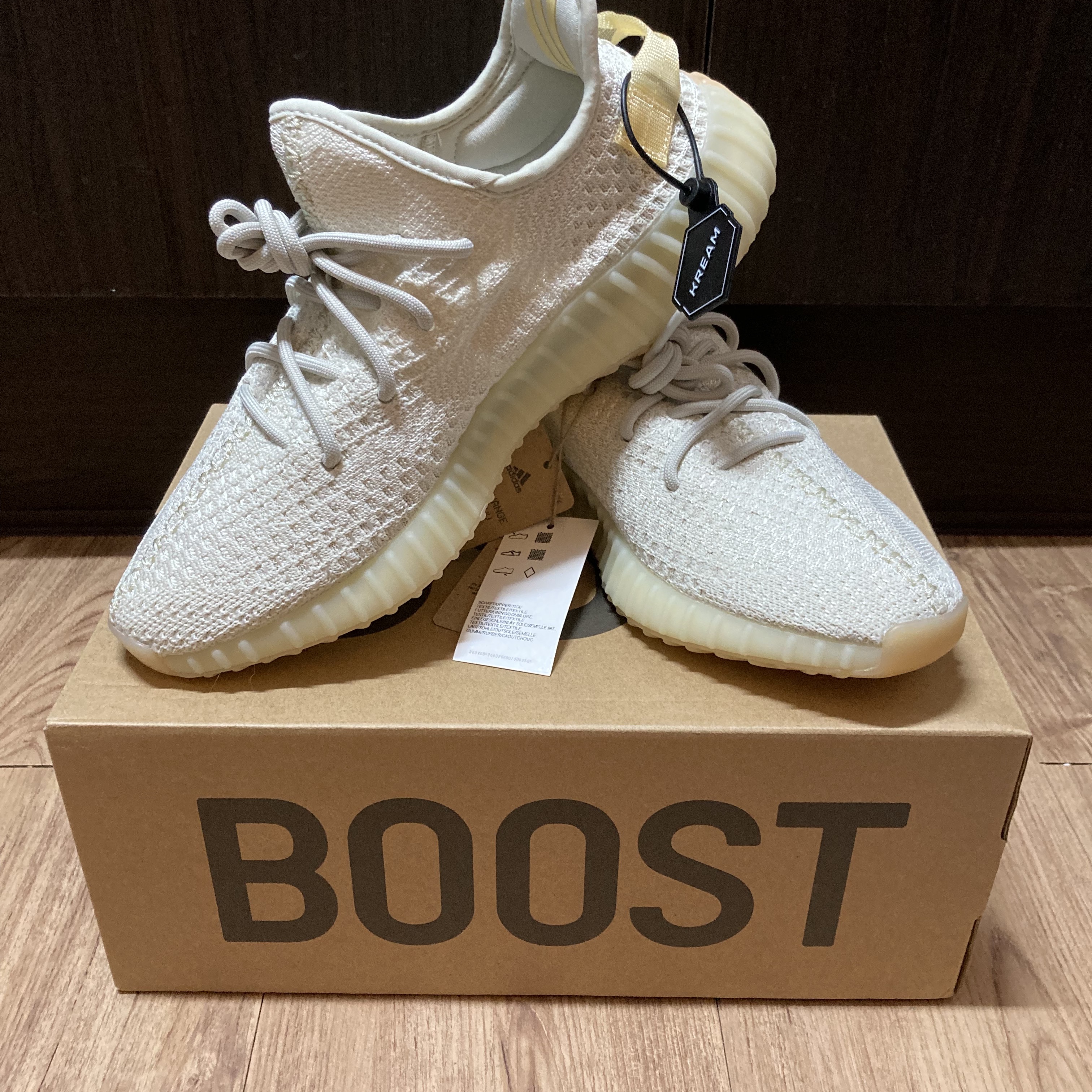Adidas Yeezy Boost 350 V2 Light 착용 스타일 - 2