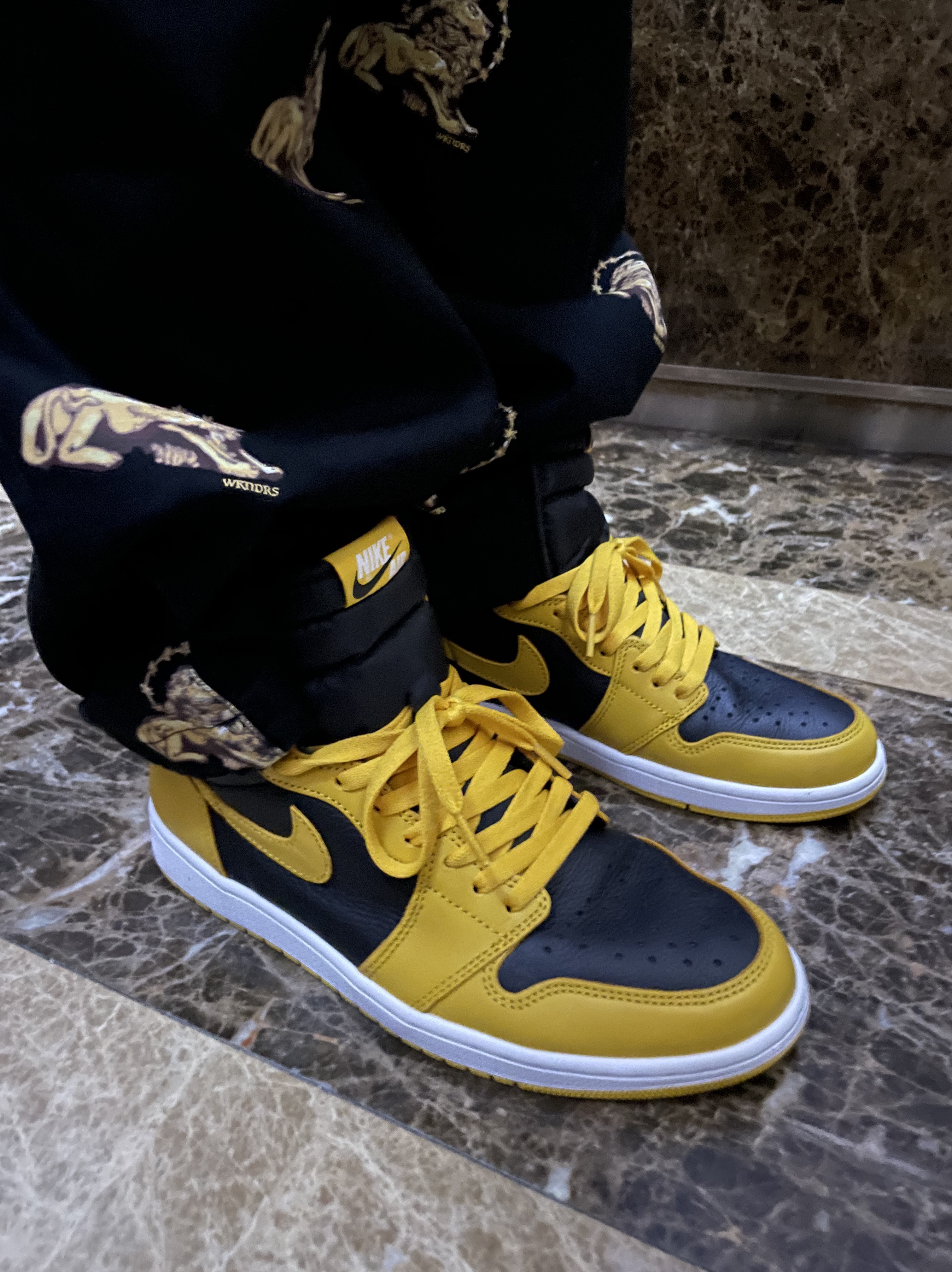 Jordan 1 Retro High OG Pollen, Supreme x The North Face Studded Mountain Light Jacket Black - 21SS 착용 스타일 - 2