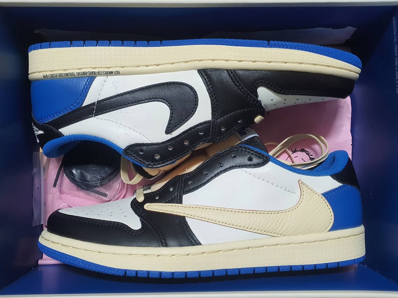 Jordan 1 x Travis Scott x Fragment Retro Low OG SP Military Blue 착용 스타일 - 1
