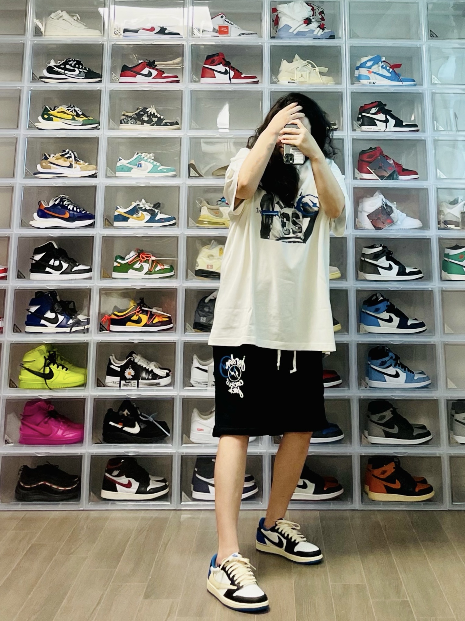 Jordan 1 x Travis Scott x Fragment Retro Low OG SP Military Blue, Jordan x Travis Scott x Fragment T-Shirt Sail (DJ0619-133) 착용 스타일