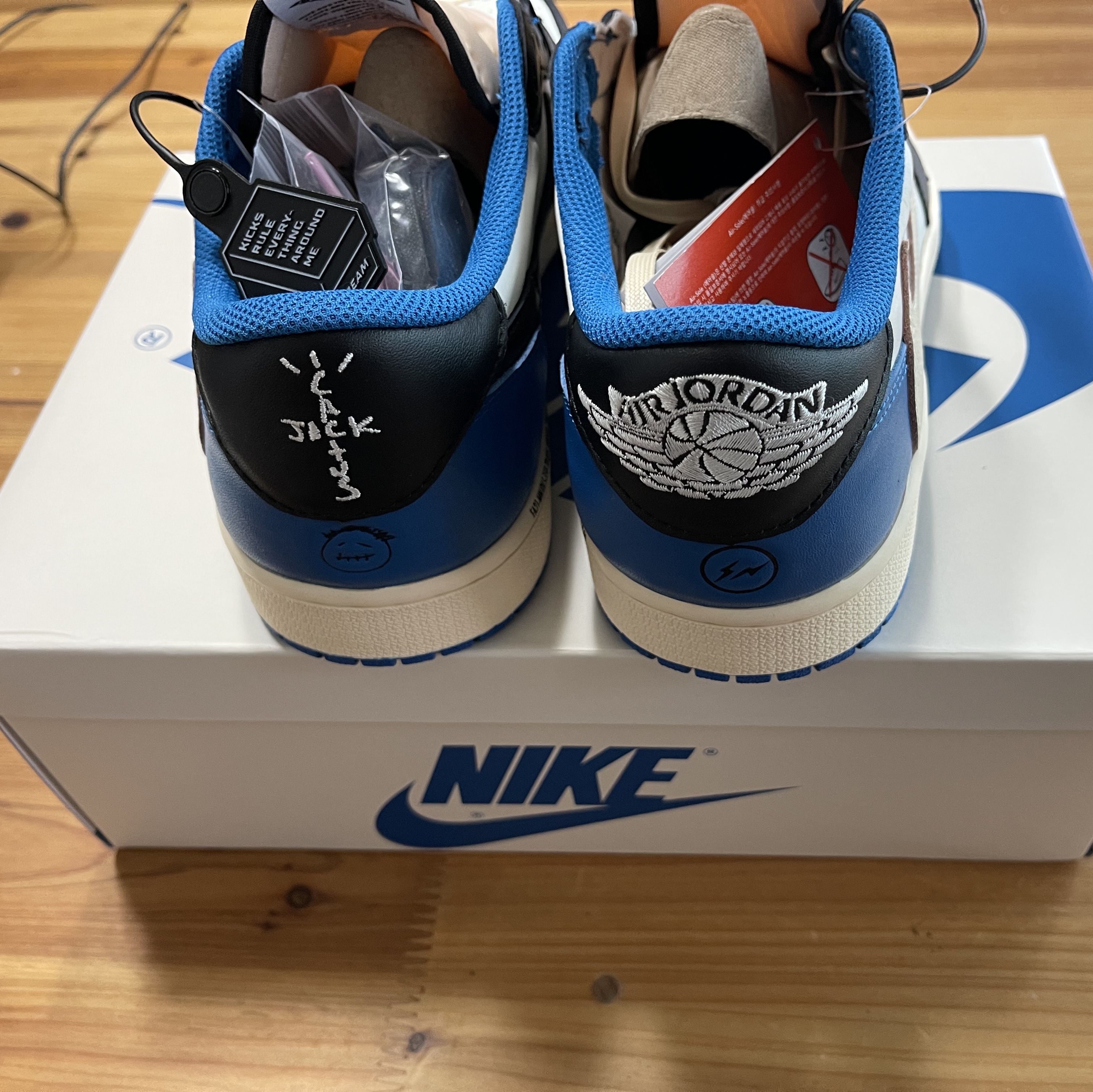 Jordan 1 x Travis Scott x Fragment Retro Low OG SP Military Blue 착용 스타일 - 2