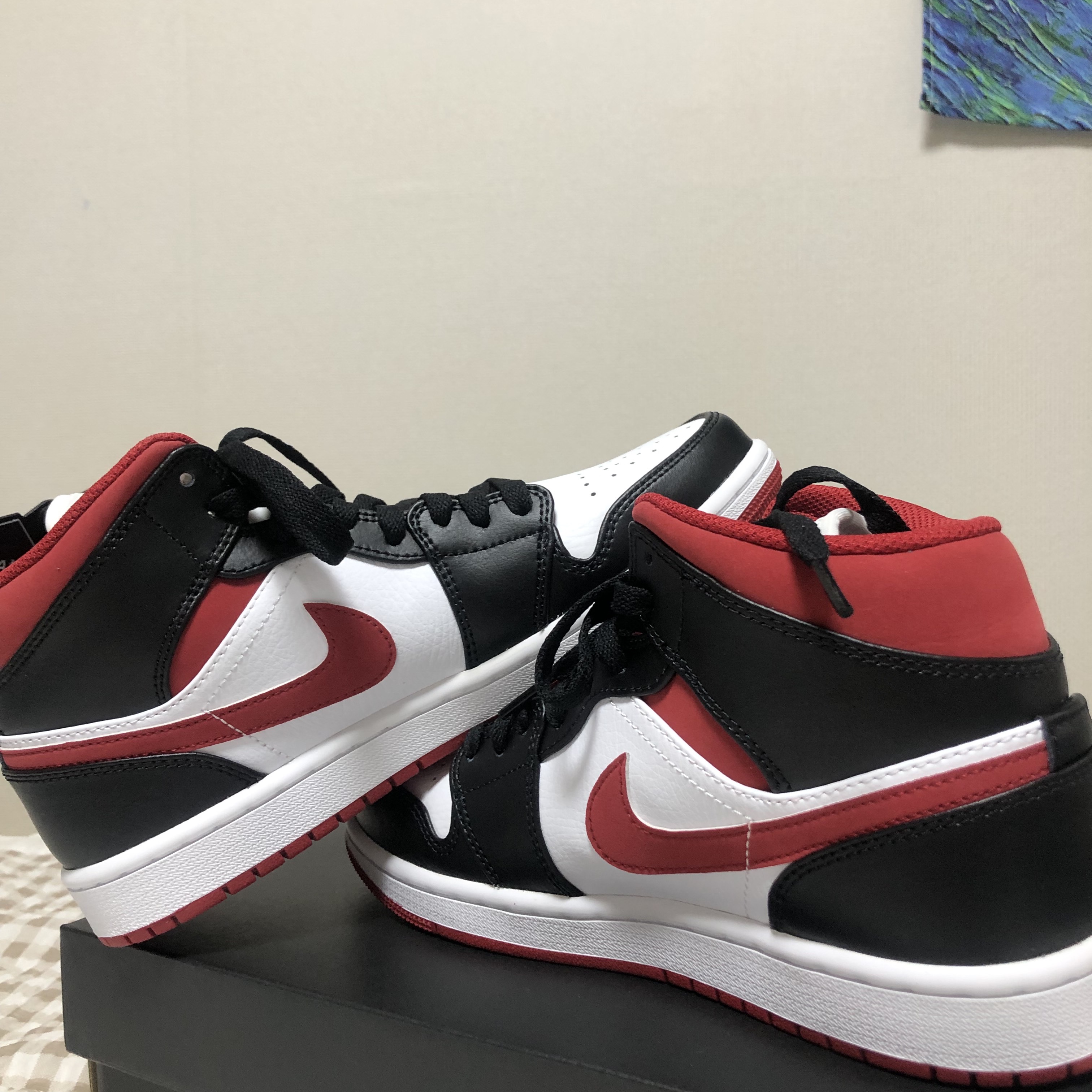 Jordan 1 Mid Gym Red Black White 착용 스타일 - 2