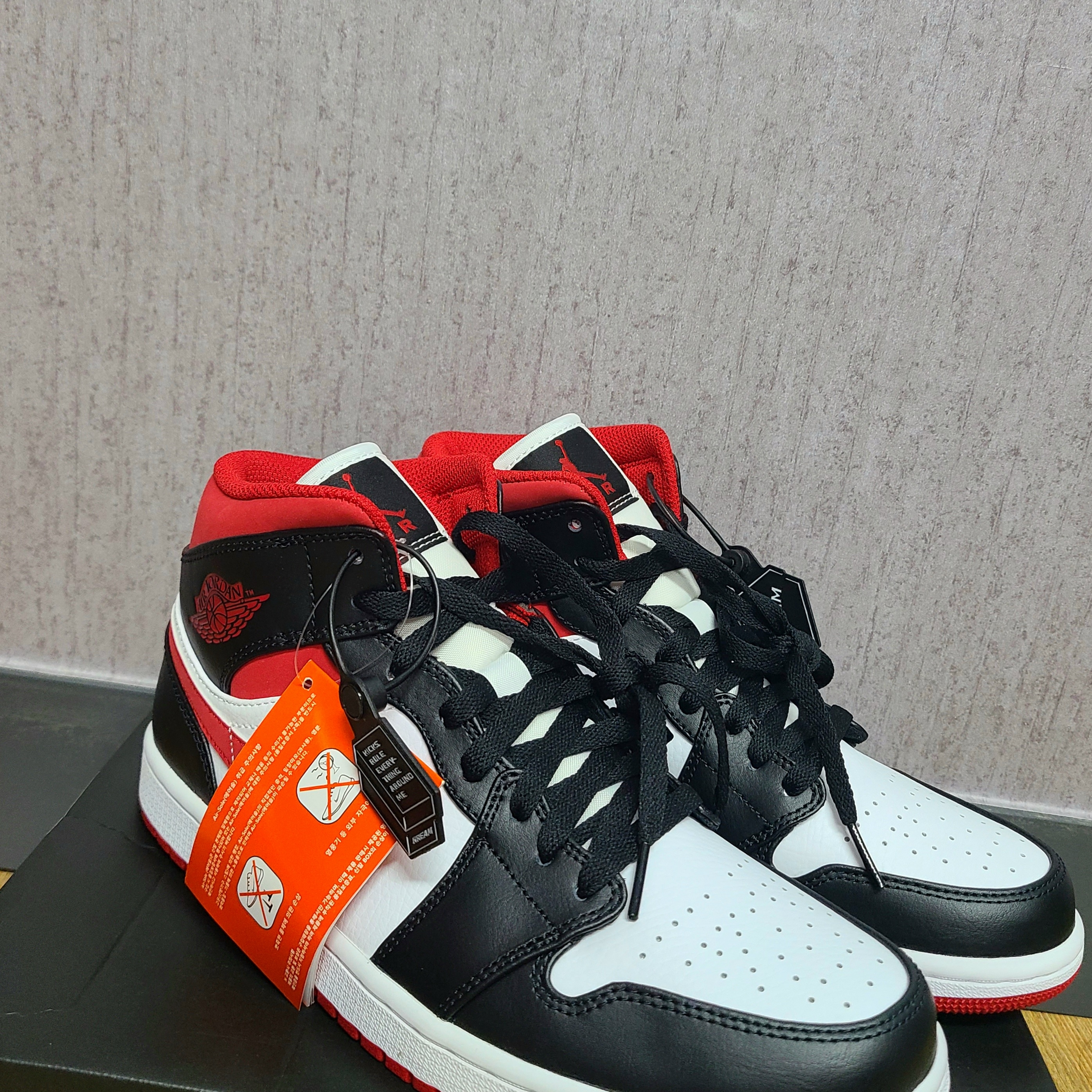 Jordan 1 Mid Gym Red Black White 착용 스타일