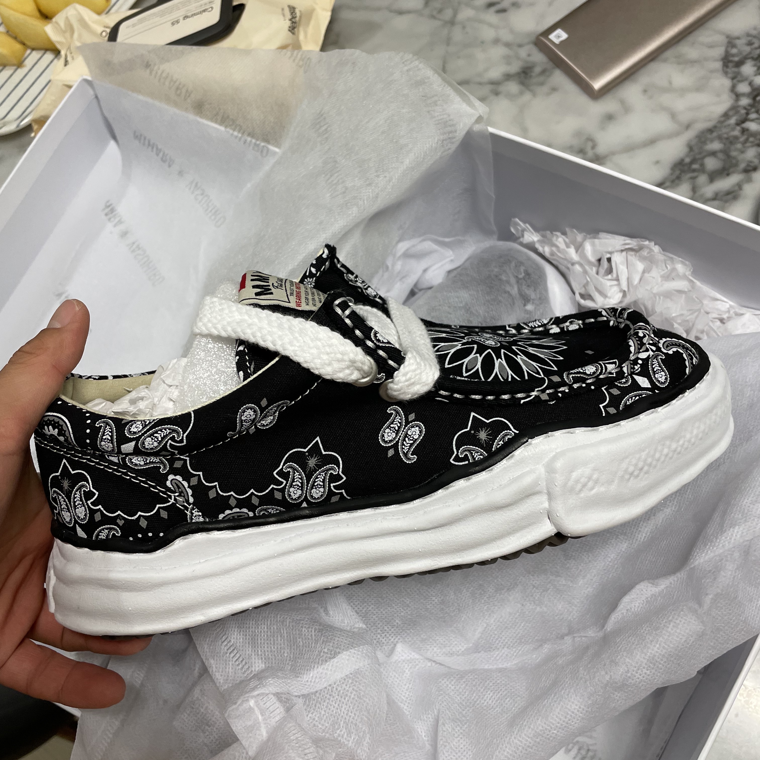 Maison Mihara Yasuhiro OG Sole Bandana Moccasin Sneakers Black 착용 스타일 - 2