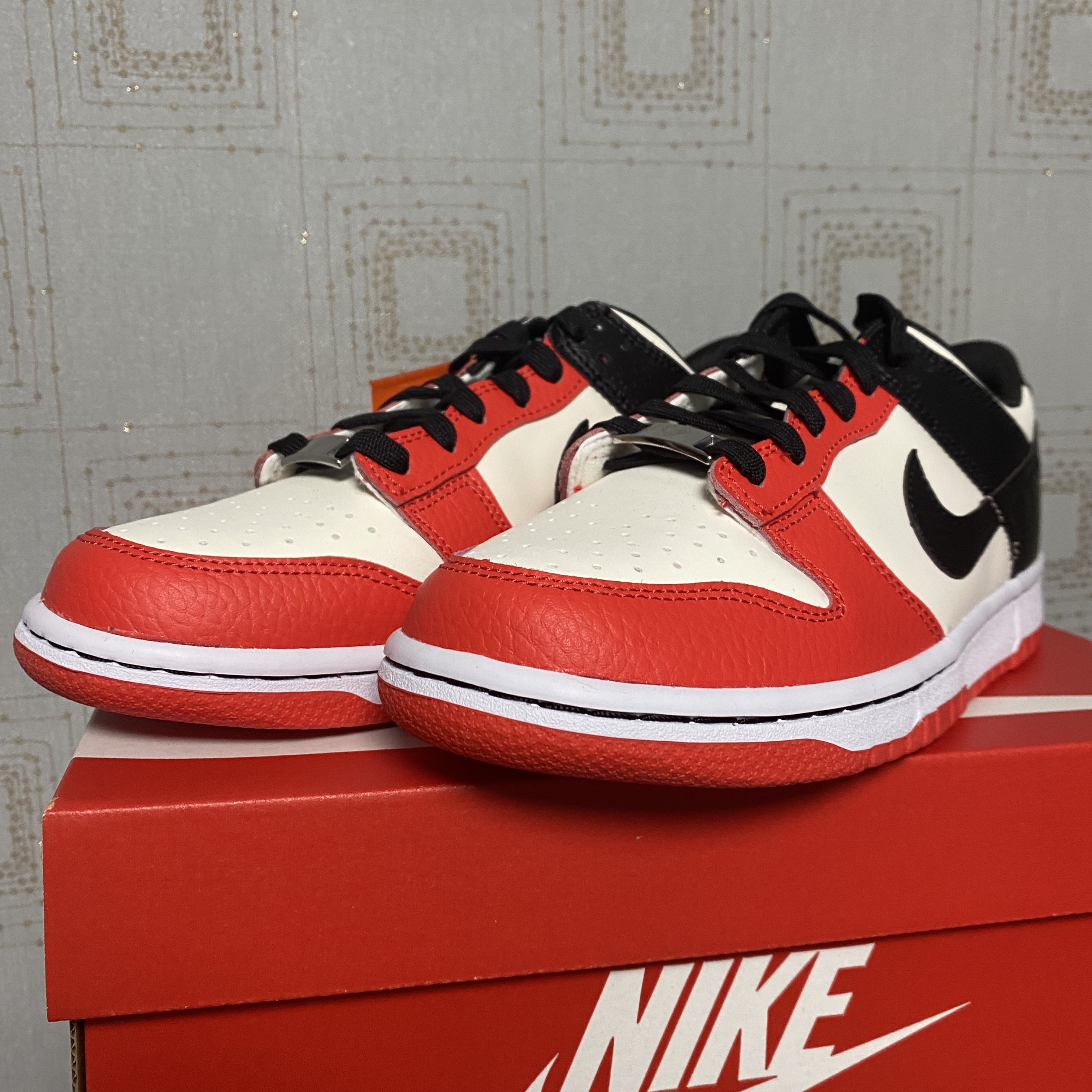 (GS) Nike x NBA Dunk Low Black and Chile Red 착용 스타일