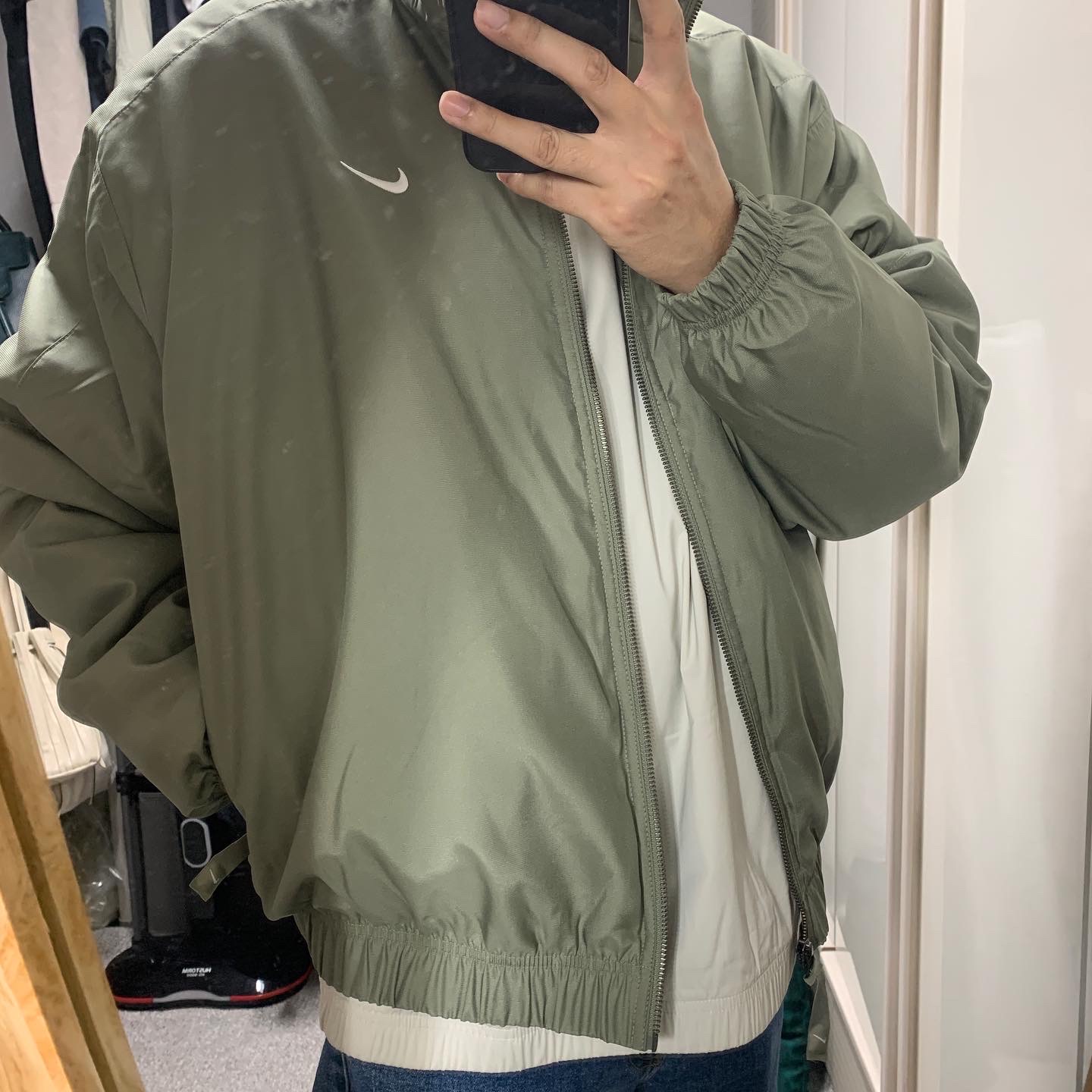 Nike NRG Solo Swoosh Satin Bomber Jacket Black Kumquat - Asia, Nike NRG Solo Swoosh Satin Bomber Jacket Light Army - Asia 착용 스타일 - 2