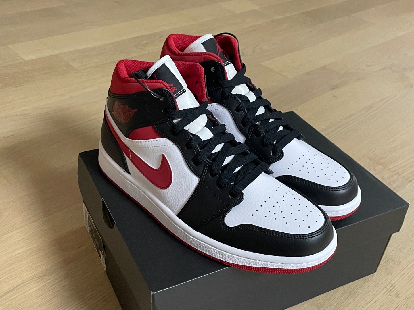 Jordan 1 Mid Gym Red Black White 착용 스타일